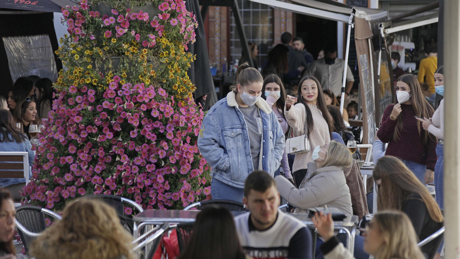 Ambiente en los bares y restaurantes de Algeciras en el fin de semana