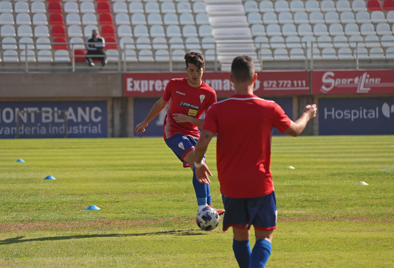 Alcázar calienta antes de un partido con el Algeciras.