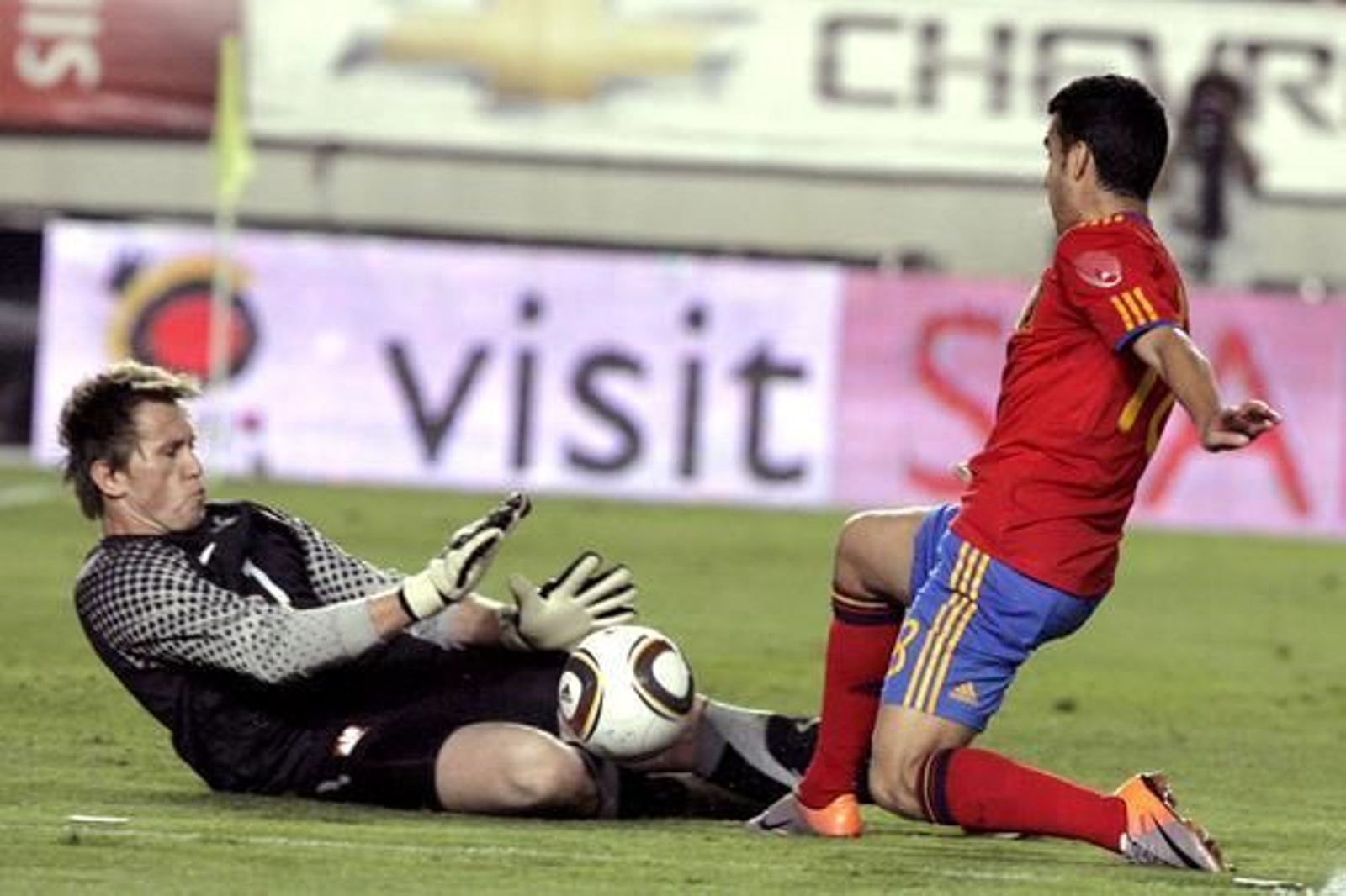 Pedro trata de elevar el balón ante el meta de Polonia. / EFE