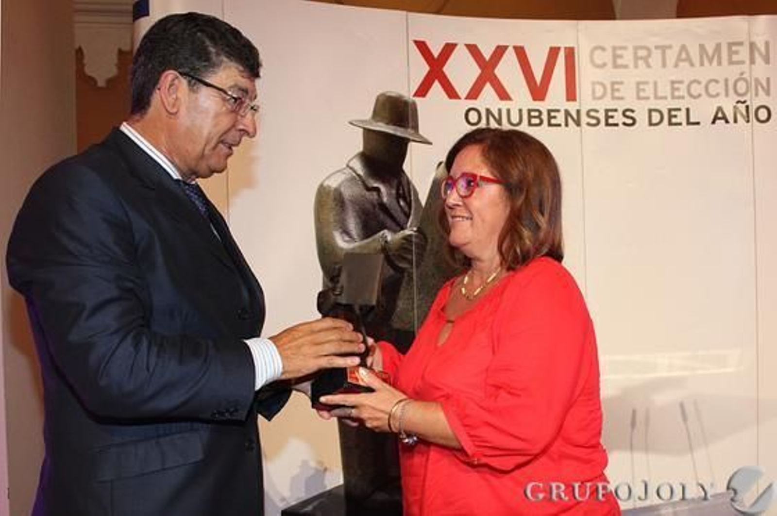 Diego Valderas, con la presidenta del CODA, Beatriz Ferrera.

Foto: Alberto Dominguez/ Paqui Segarra