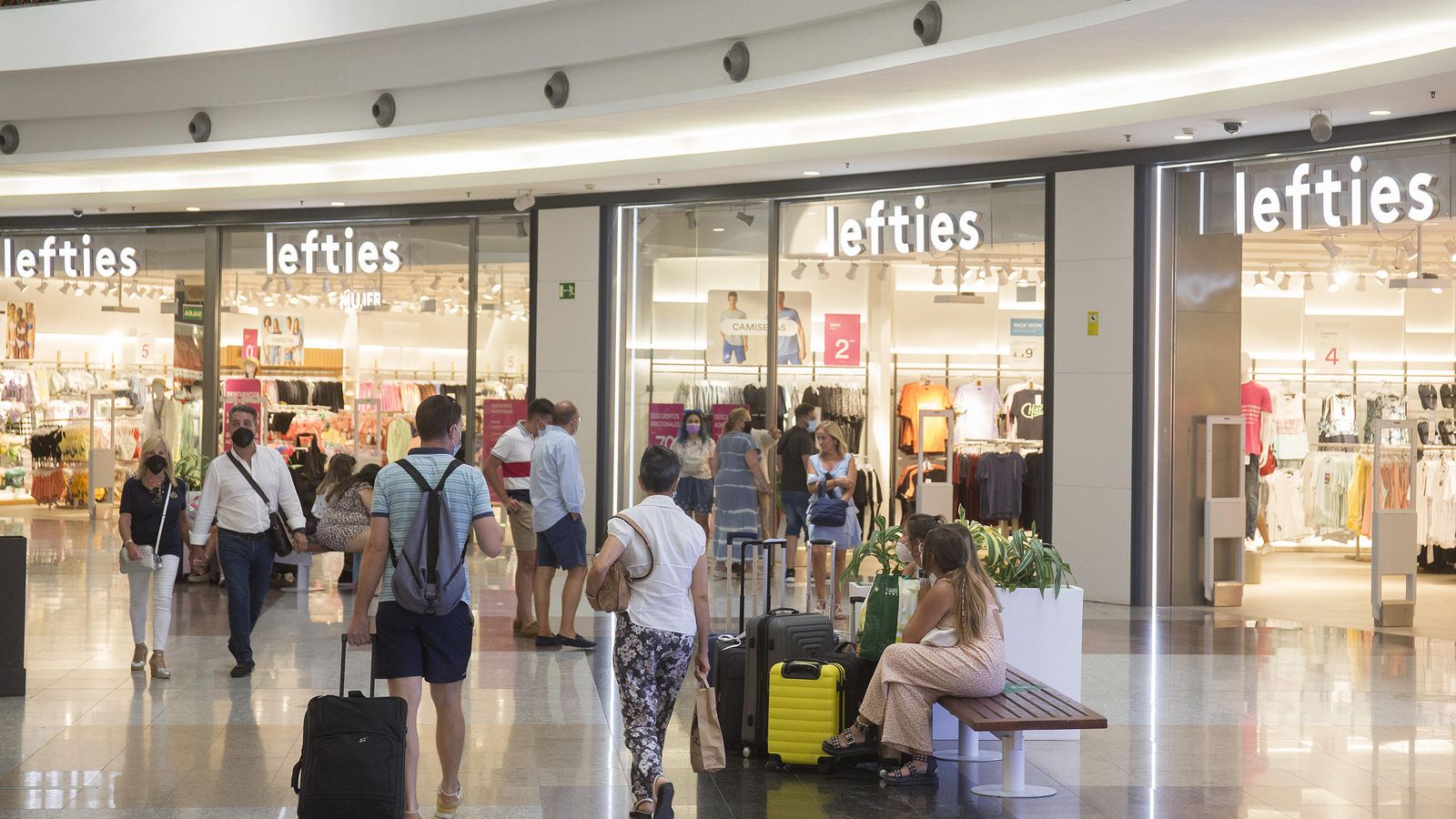 Interior del centro comercial Vialia.
