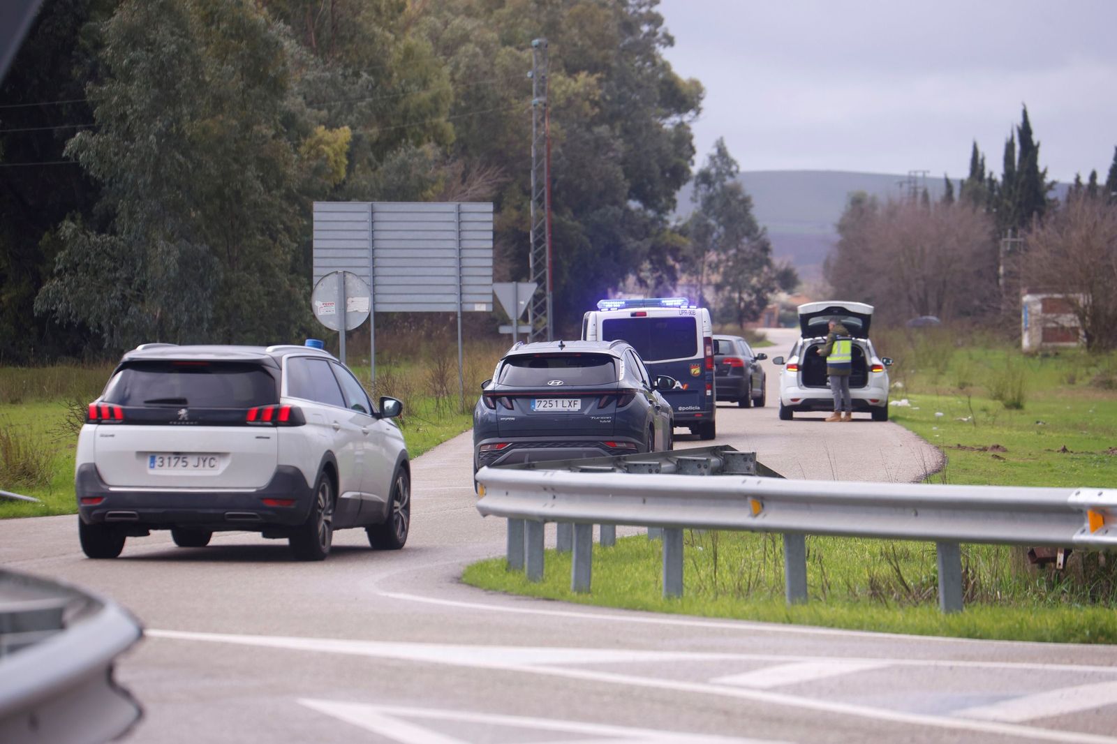 Los vecinos de Alcolea y de las parcelas de Guadalvalle siguen desalojando sus casas, en imágenes