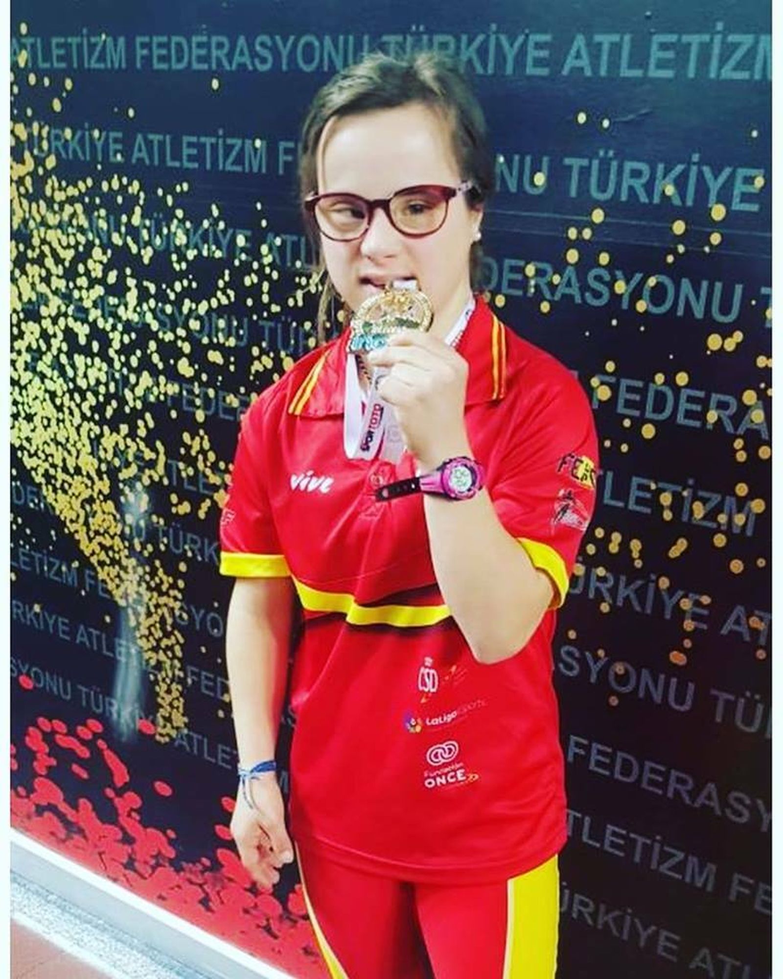 Blanca Betanzos posa con su medalla de oro lograda en Turquía.