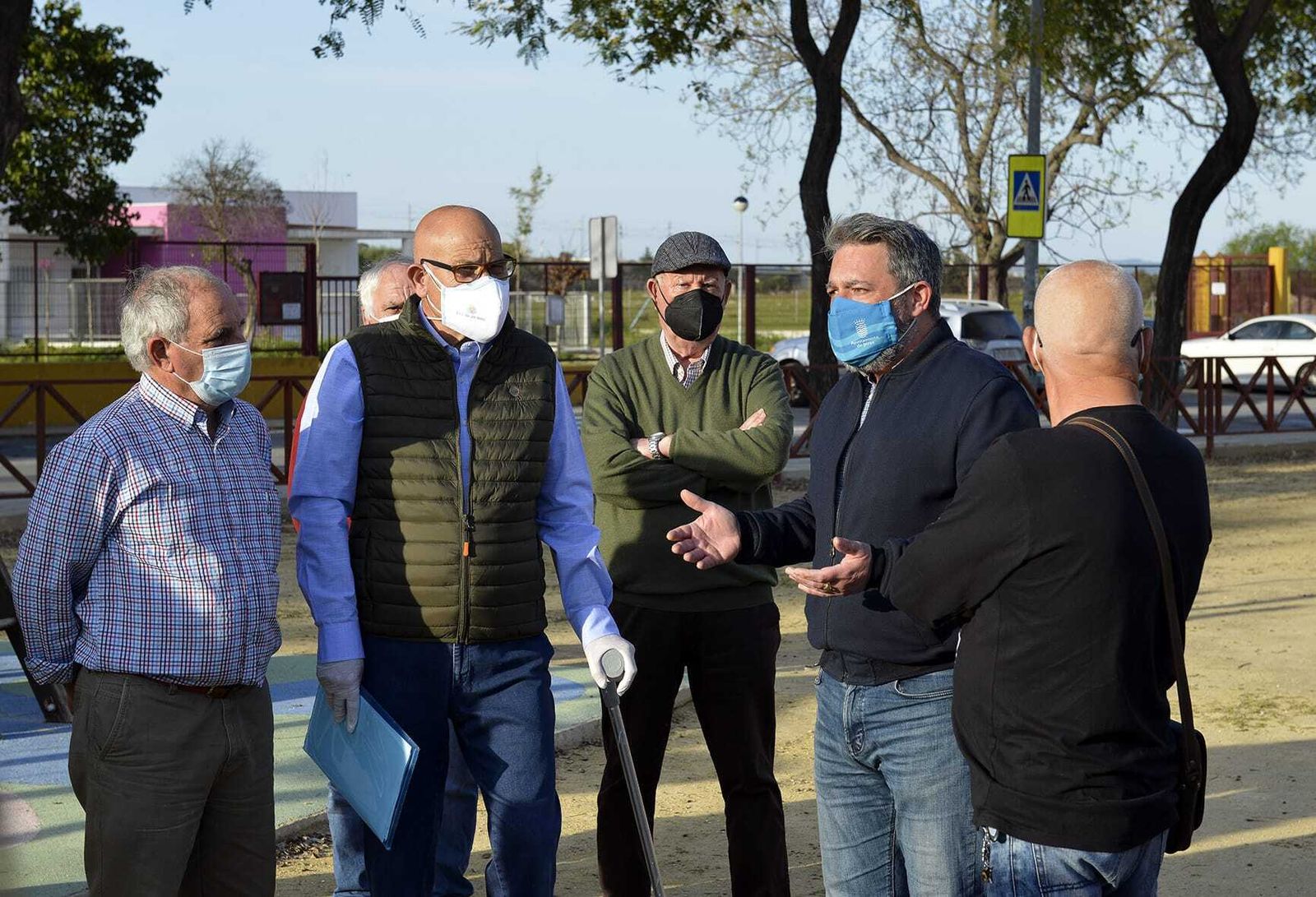 El delegado Rubén Pérez dialoga con miembros de la asociación de vecinos San José Obrero.