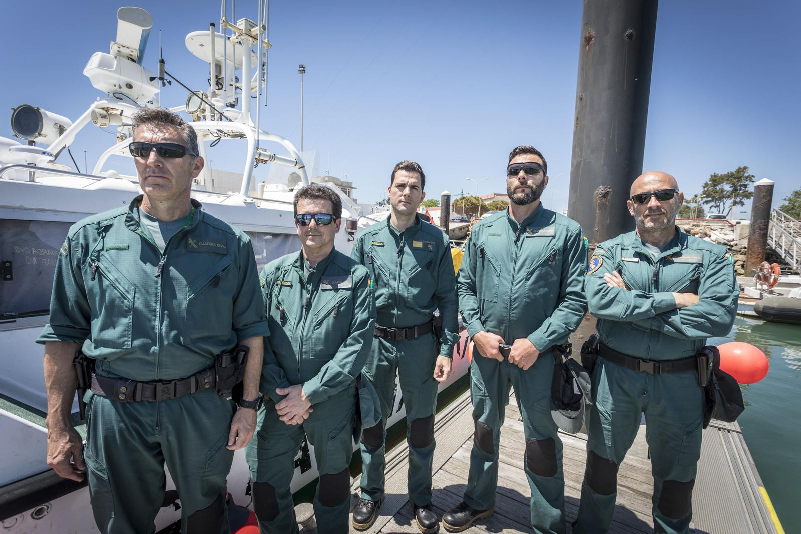 Los tripulantes de la ‘Río Agueda’ que rescataron de aguas cercanas a Barbate a más de 200 magrebíes tras llegar ayer a su base de Puntales.