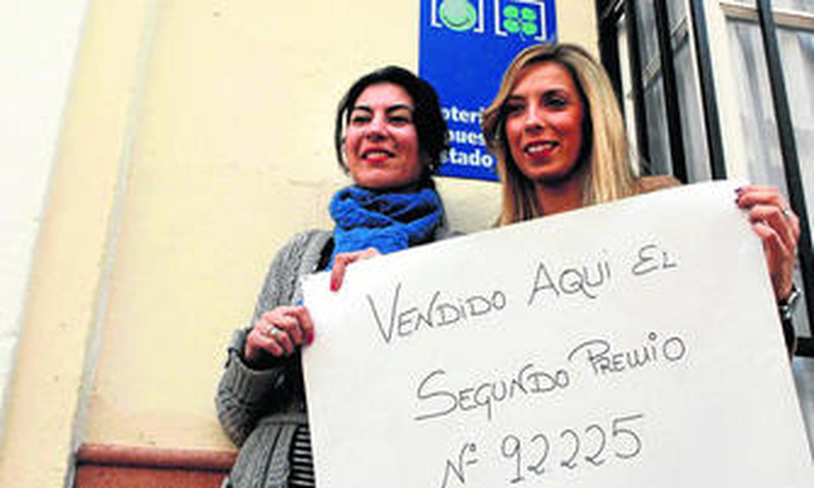 Las loteras de la administración de Olvera donde se vendió un billete del segundo premio de El Niño celebraban ayer la noticia.