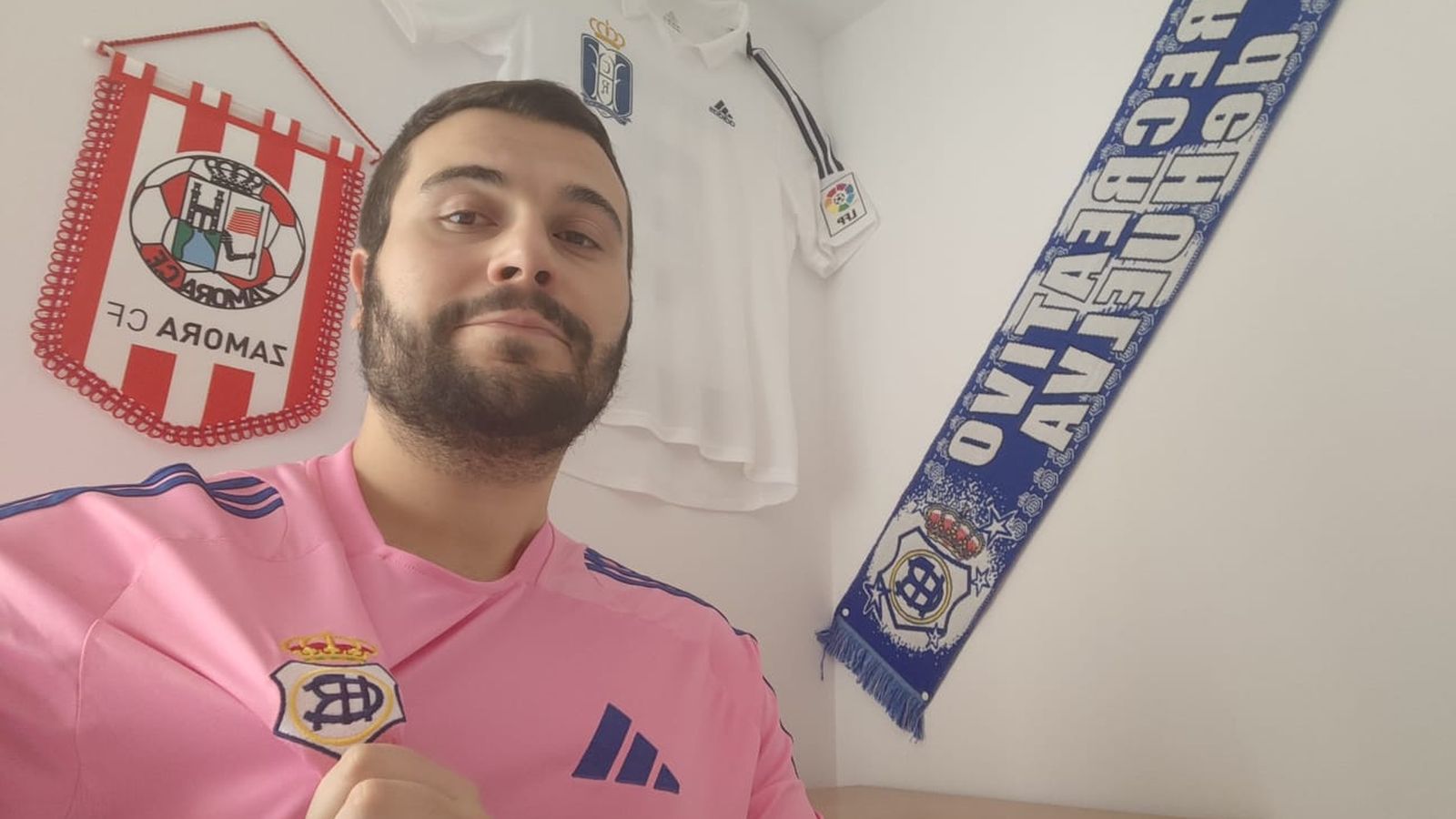 Carlos García, en su rincón recreativista junto a un banderín del Zamora.