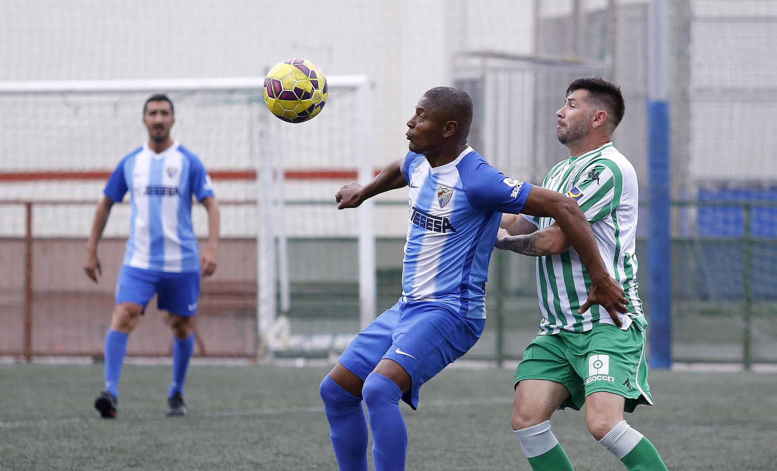 La jornada solidaria de los Málaga Forever y el Betis, en fotos
