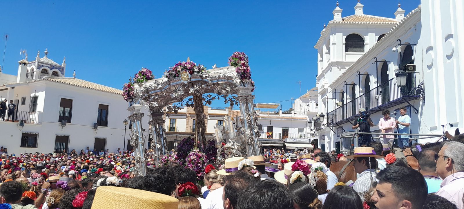 Imágenes de la llegada a la Aldea y presentación de la Hermandad del Rocío de Jerez
