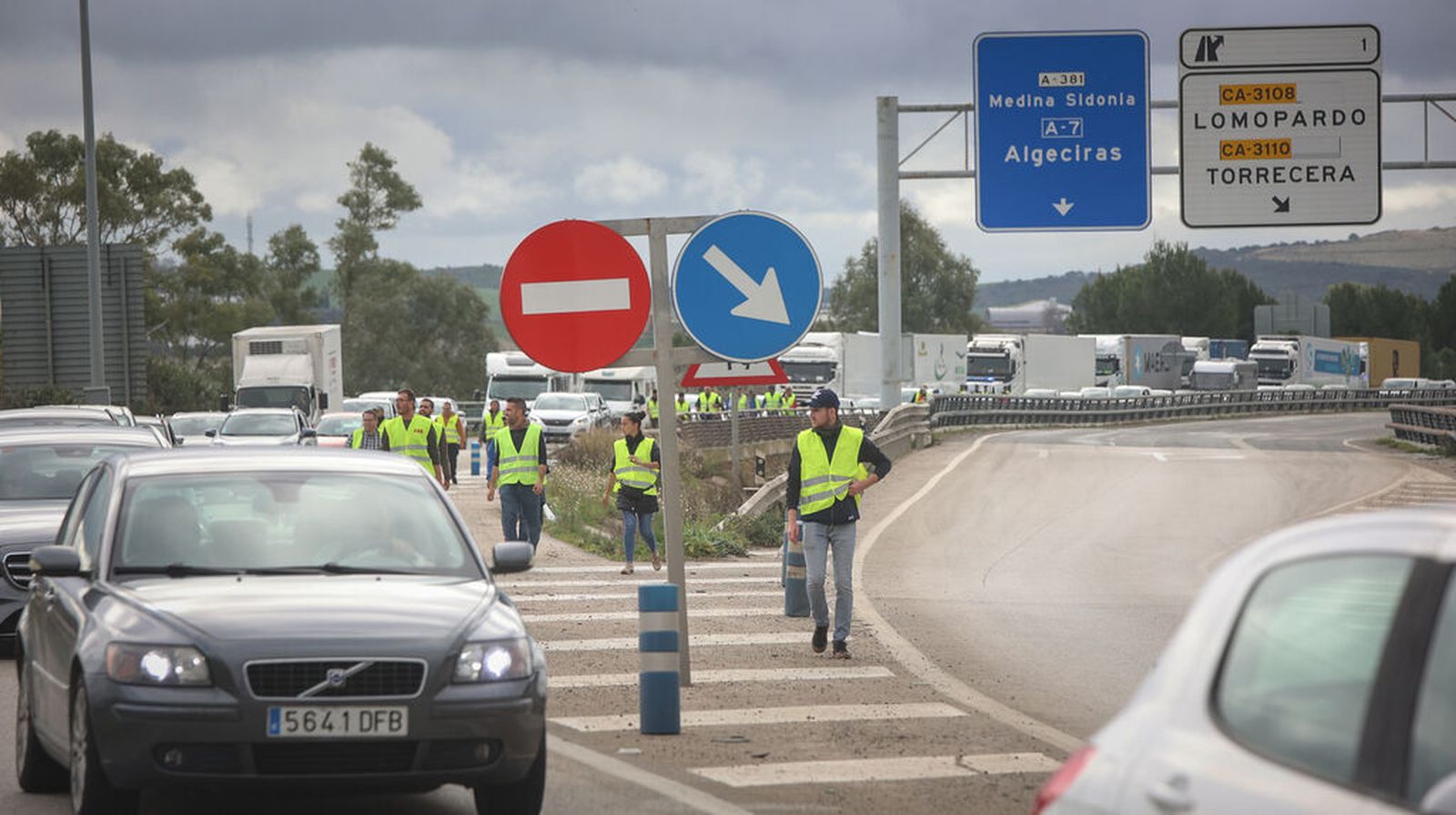 Colapso de tráfico en una de las protestas alternativas de agricultores junto a la carretera Jerez-Los Barrios.