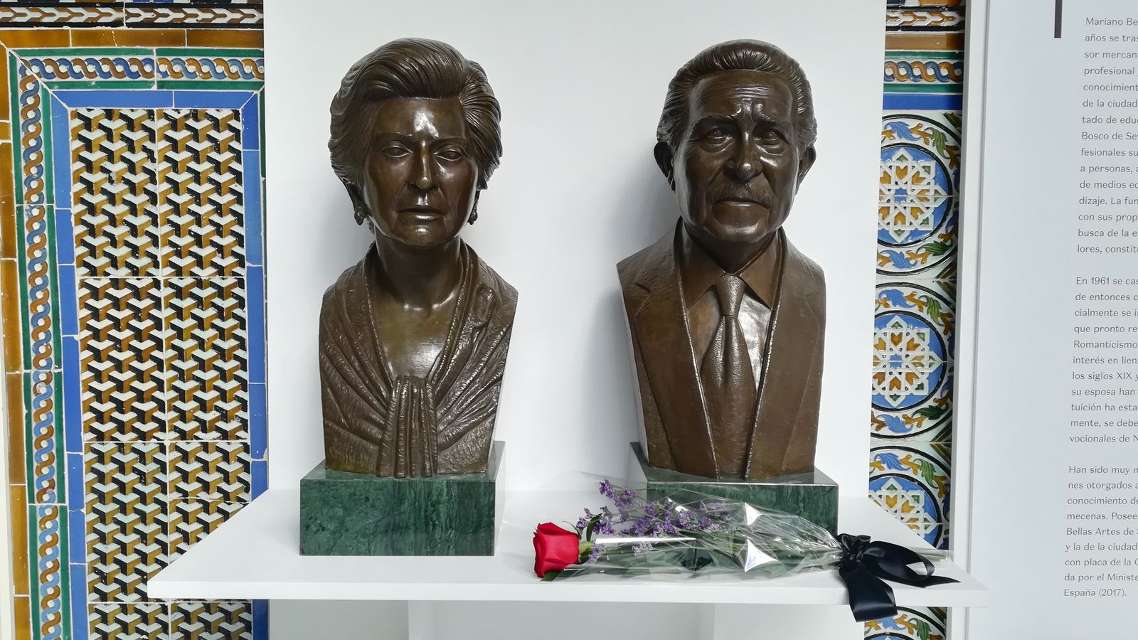 Un rosa delante de los bustos de Mariano Bellver y su esposa.