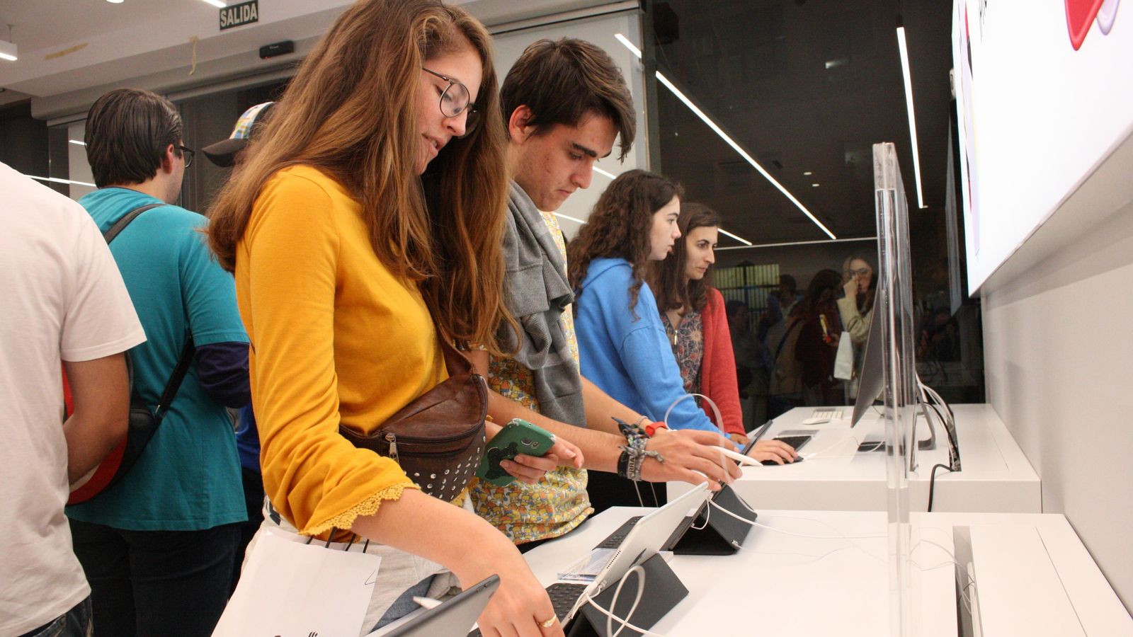 Unos jóvenes prueban tabletas y ordenadores.
