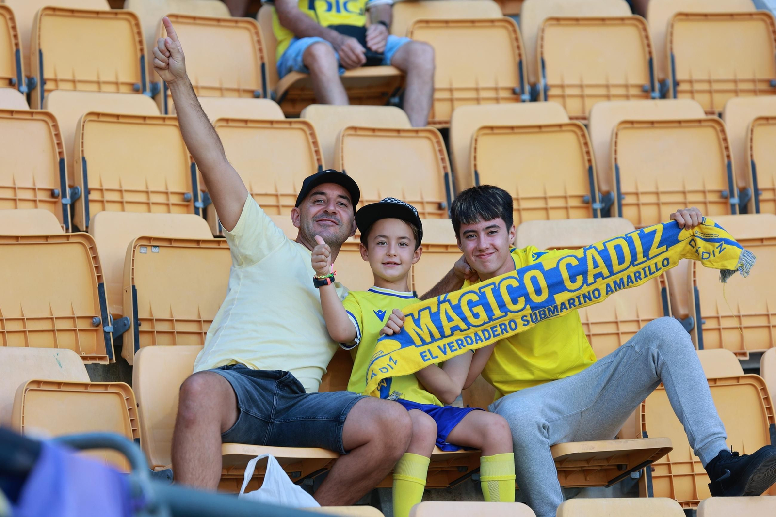 Búscate entre las fotos del partido de fútbol Cádiz CF - CD Eldense
