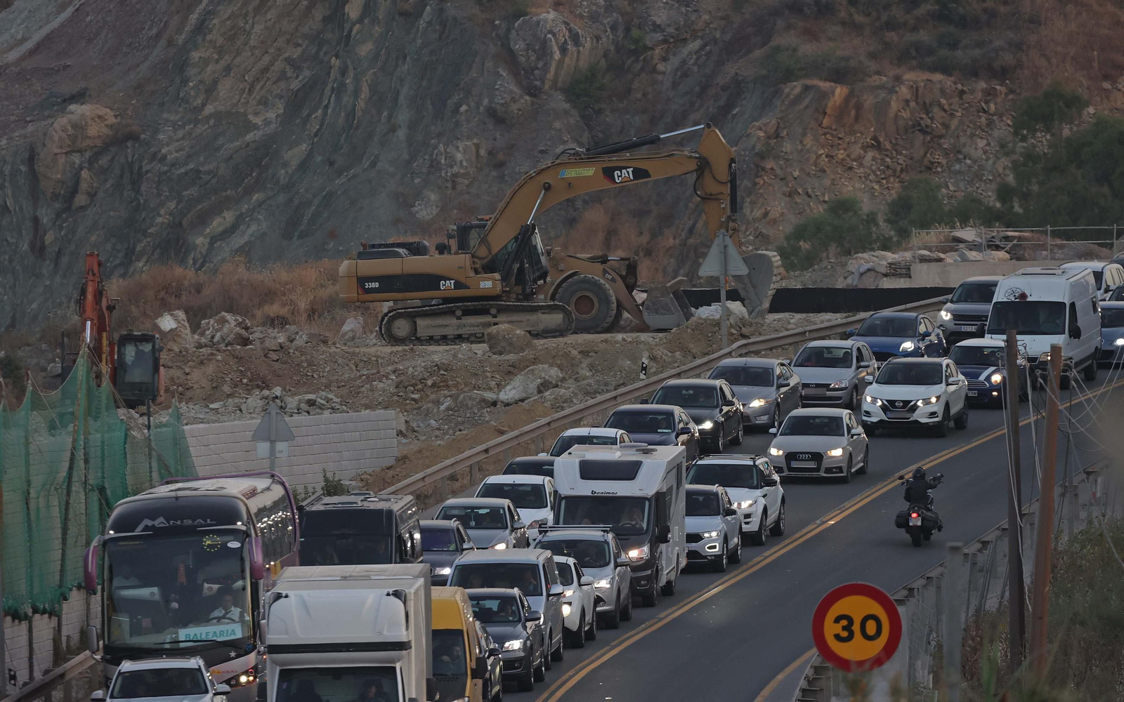 Fotos del colapso de tráfico en la N-340 por las obras del Acceso Sur de Algeciras