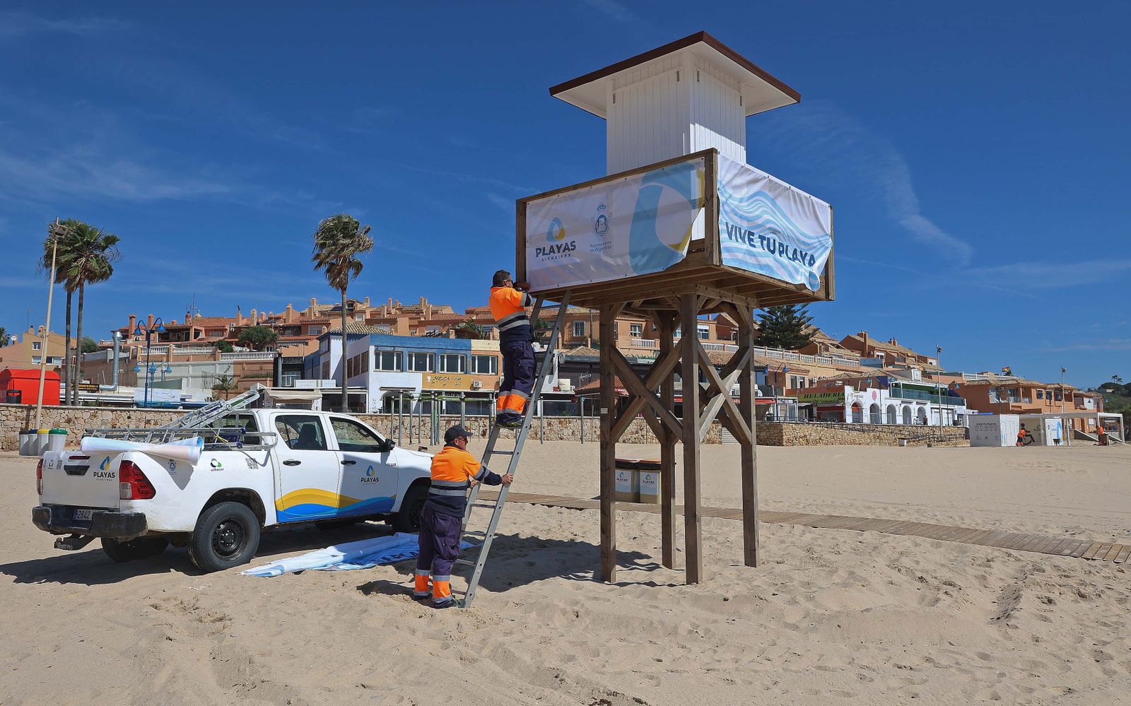 Imágenes de los preparativos para  la temporada de playas en Getares