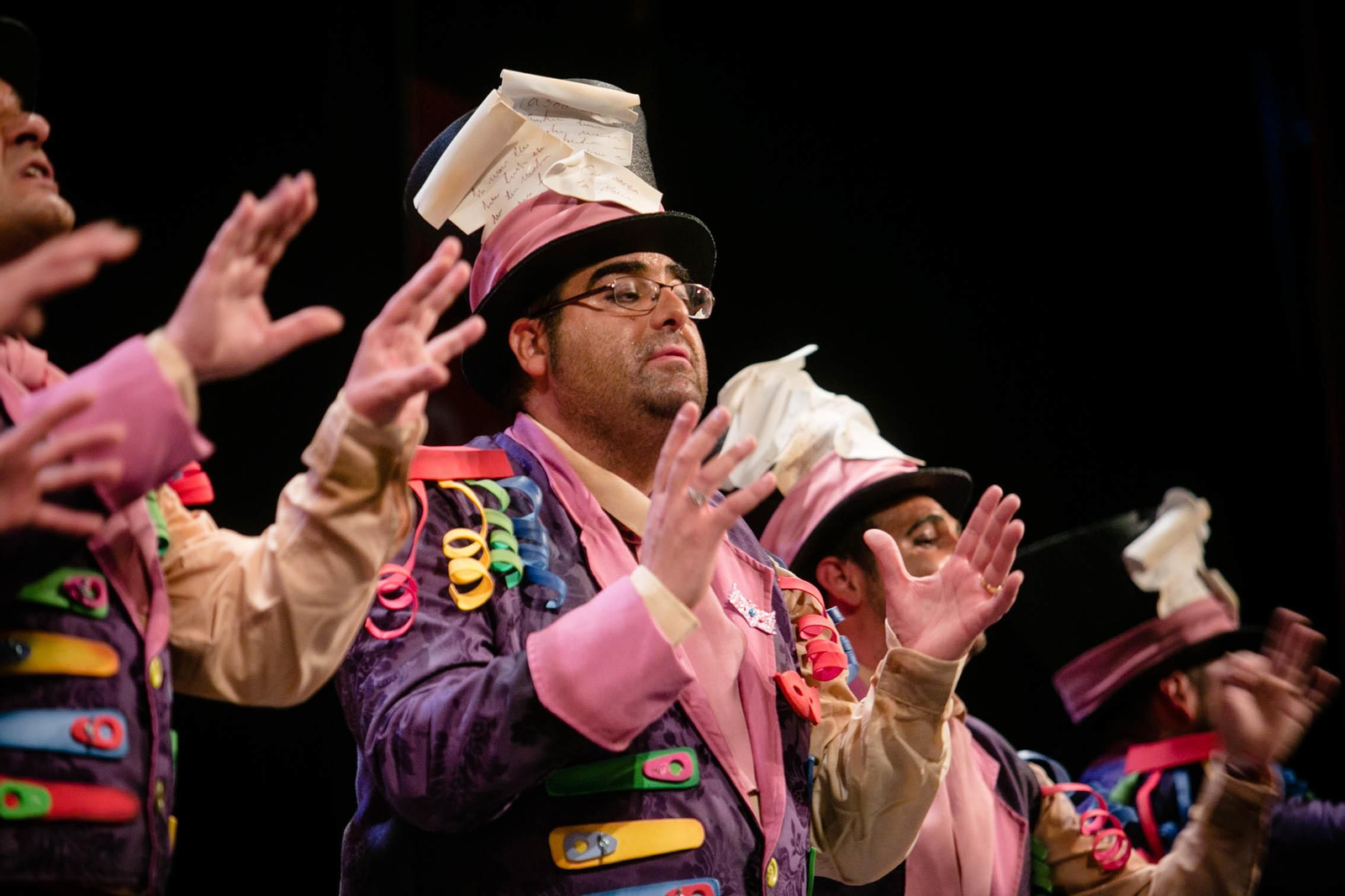 La comparsa cordobesa "faroleros" durante su actuación.