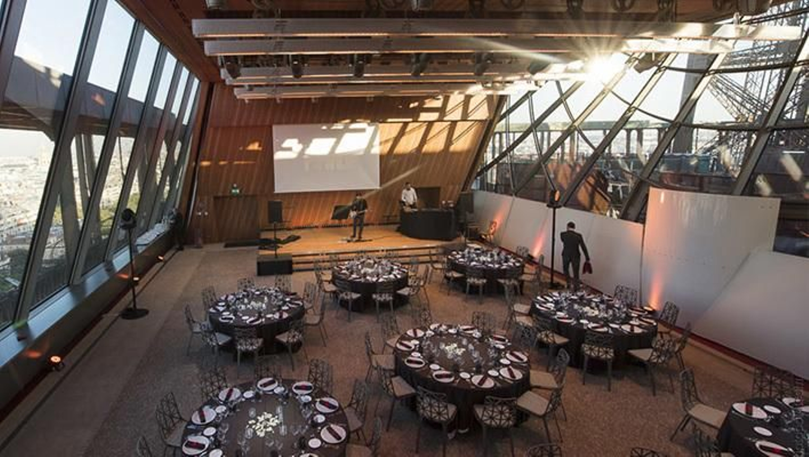 Costa de Almería se abre al mercado francés exhibiendo su oferta en la Torre Eiffel