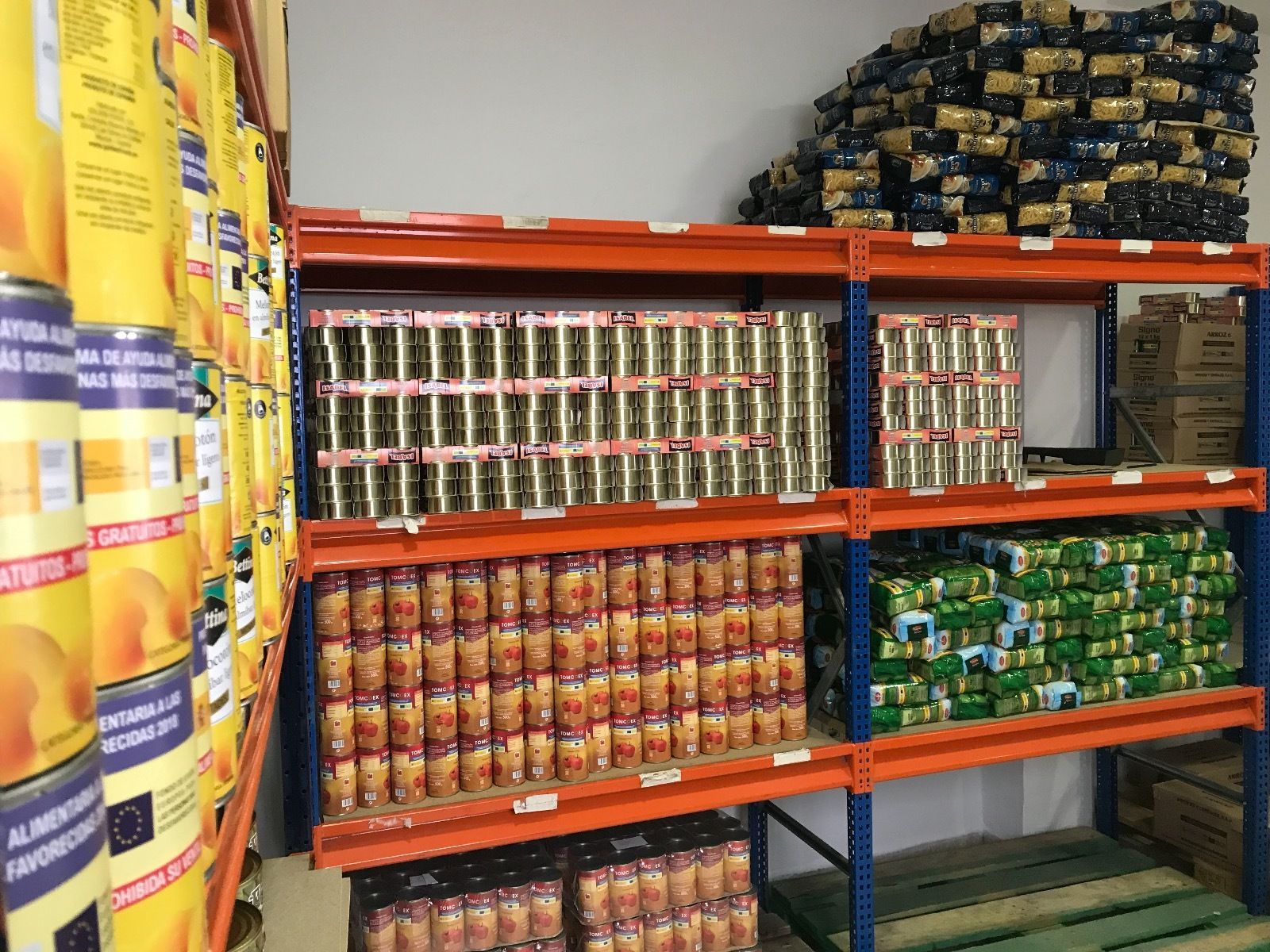 La Hermandad de la Macarena crea una despensa para repartir alimentos.