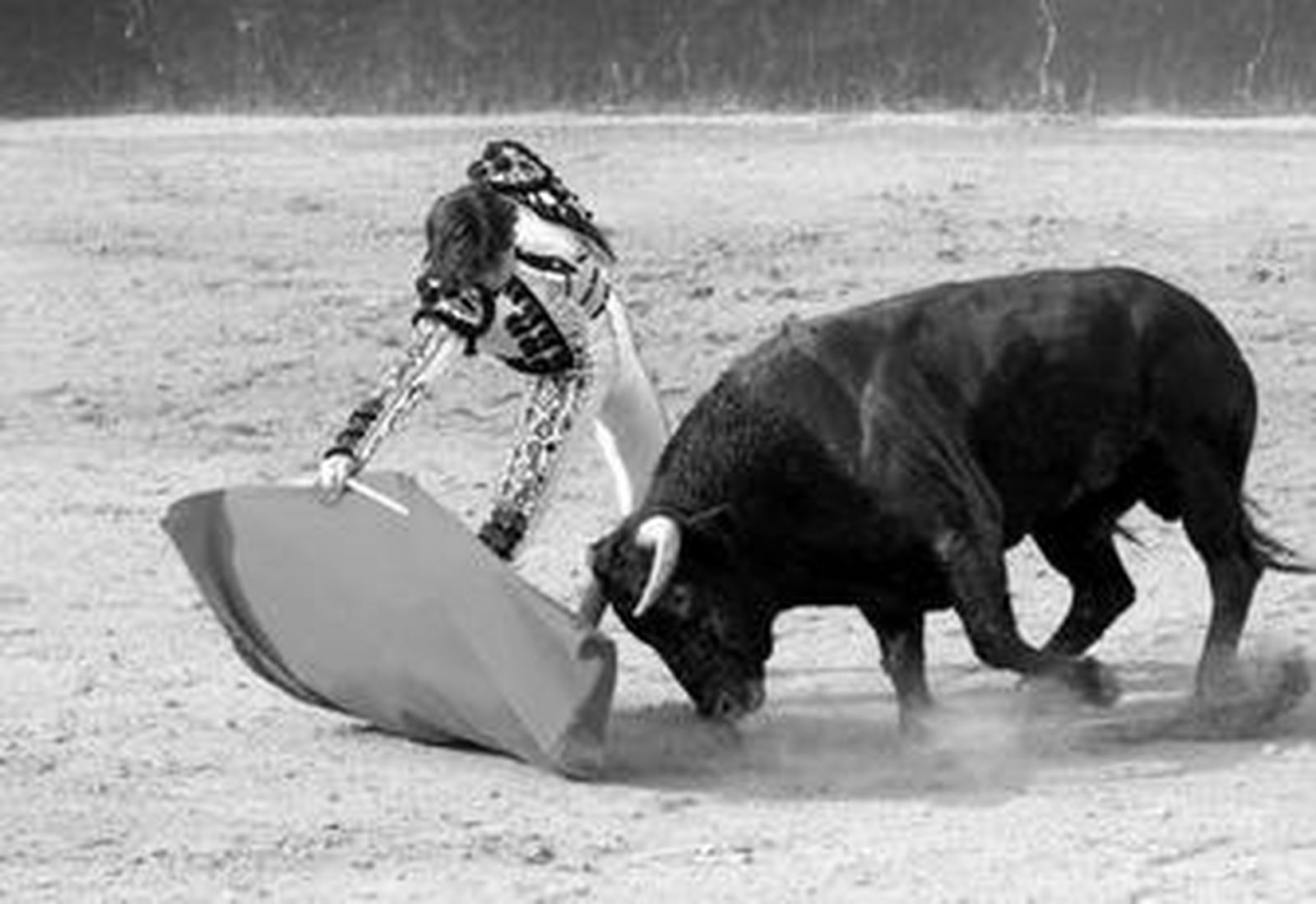 El diestro David Galán toreando con la mano derecha a su primer toro de la tarde.