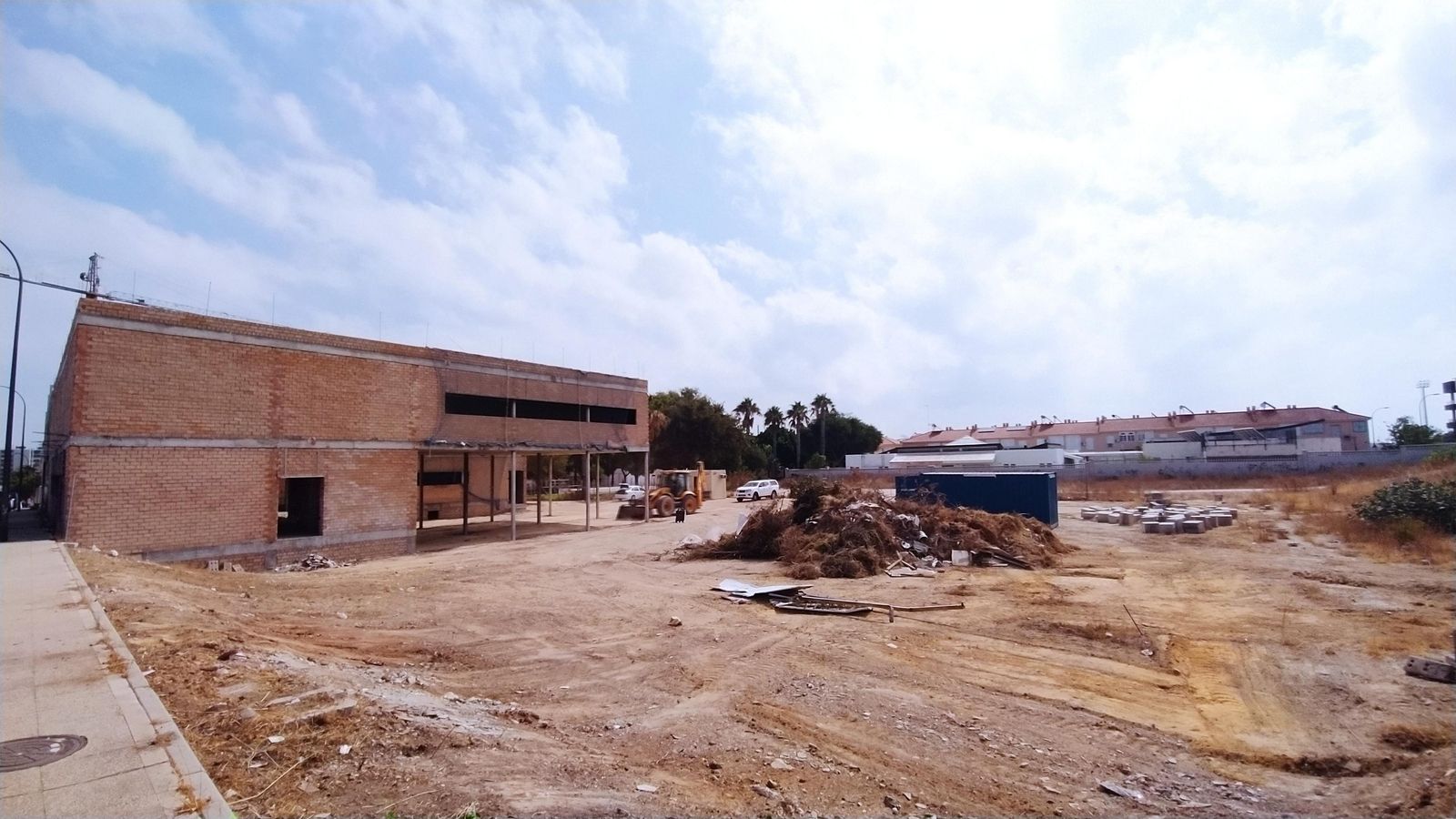 Limpieza de la parcela del centro de salud de Camposoto. Limpieza de la parcela del centro de salud de Camposoto.