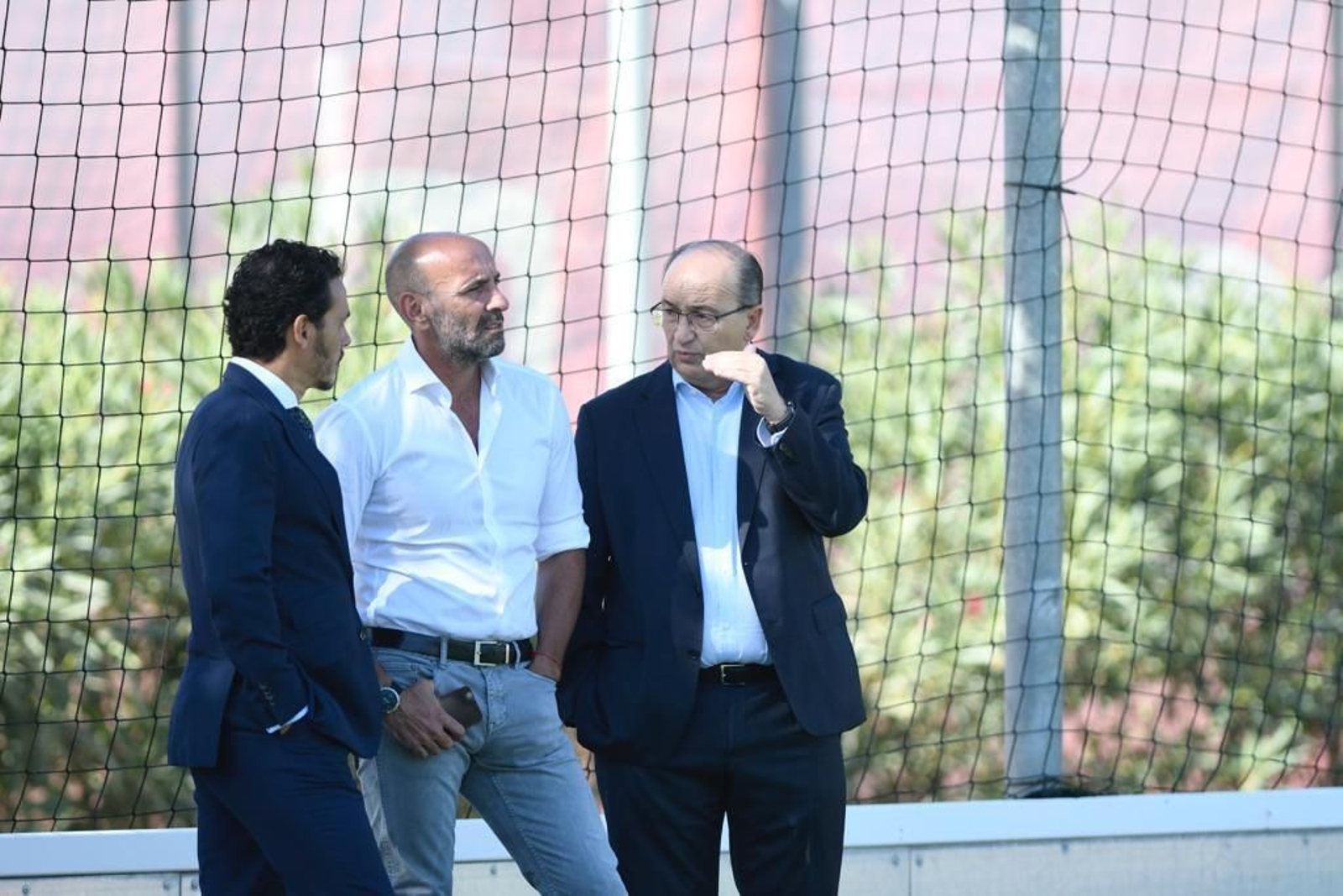 Del Nido Carrasco y Monchi atienden a Castro durante un entrenamiento del Sevilla.