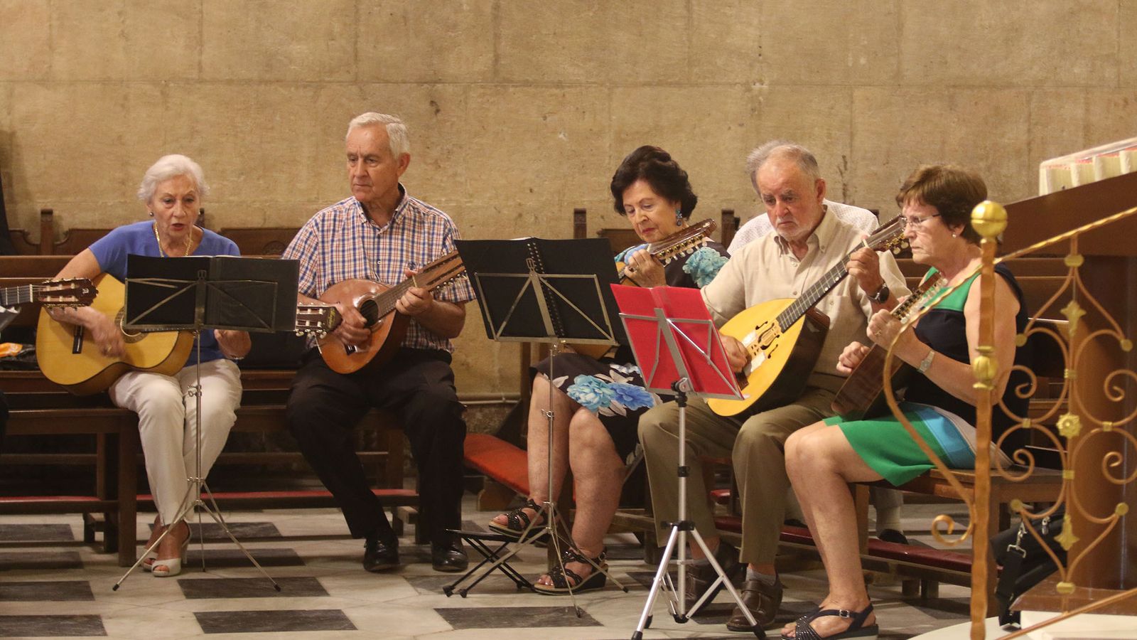 La Rondalla de la Asociación amenizó la misa con sus instrumentos y cánticos.