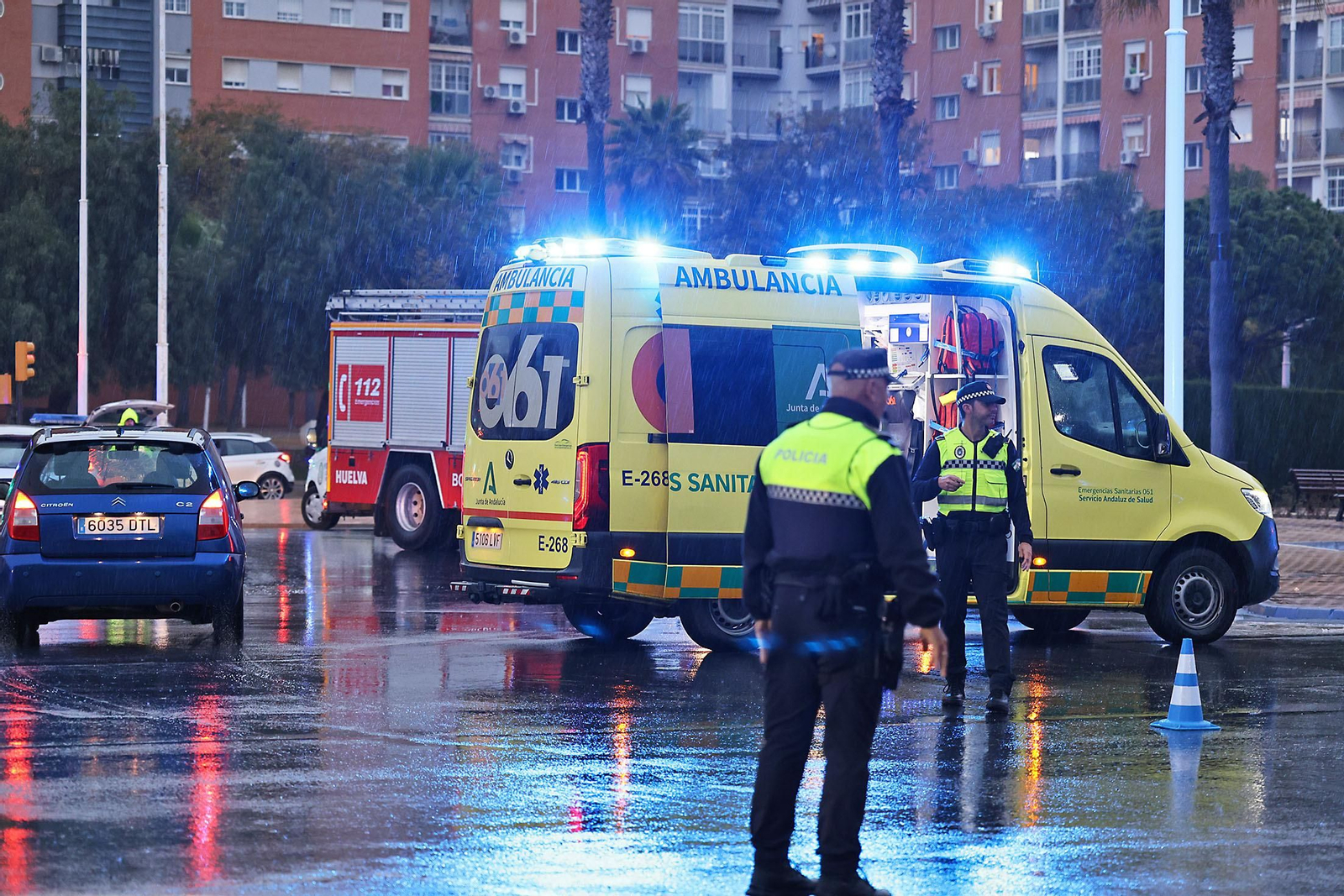 Las espectaculares imágenes del rescate de una persona en un accidente de tráfico en Huelva