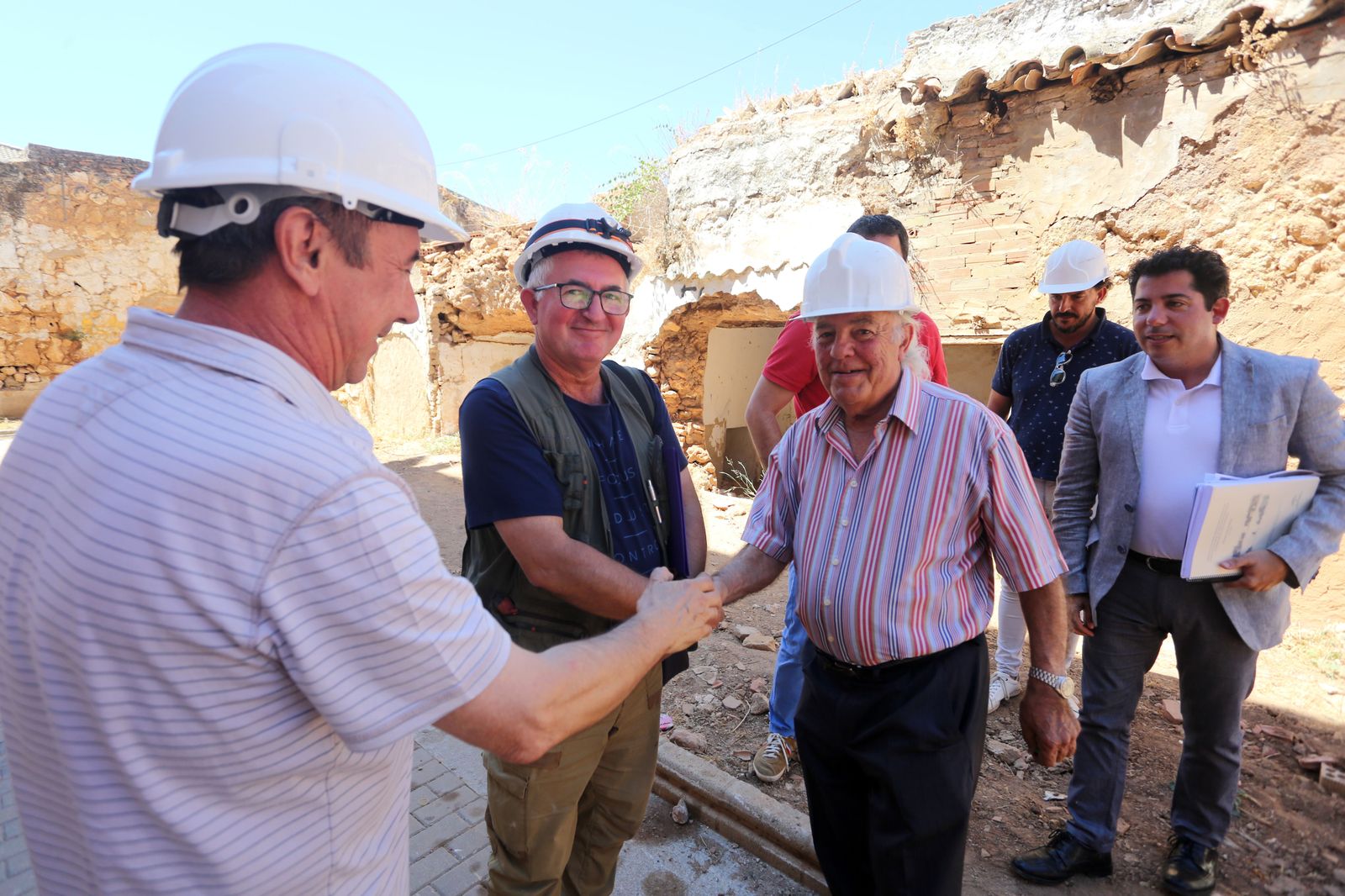 Visita de autoridades a las obras de restauración de la Barbacana de Niebla en imágenes