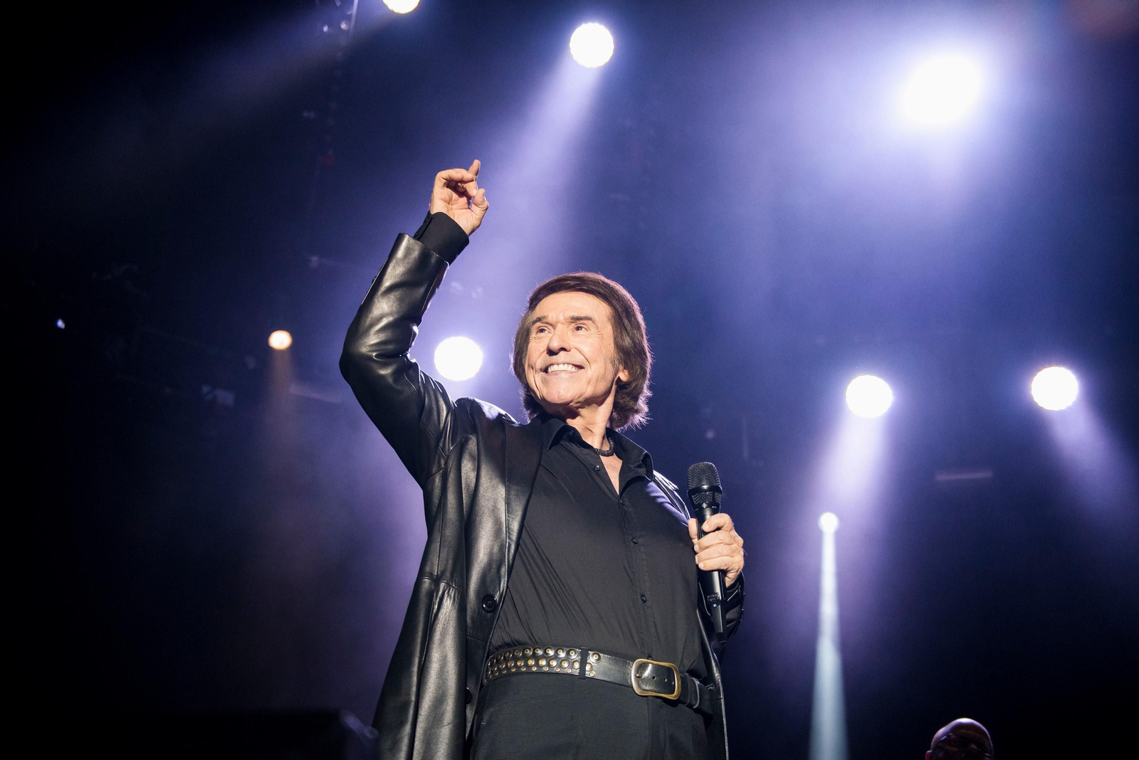 Raphael durante su concierto el pasado viernes en la Plaza de Toros de Roquetas de Mar.