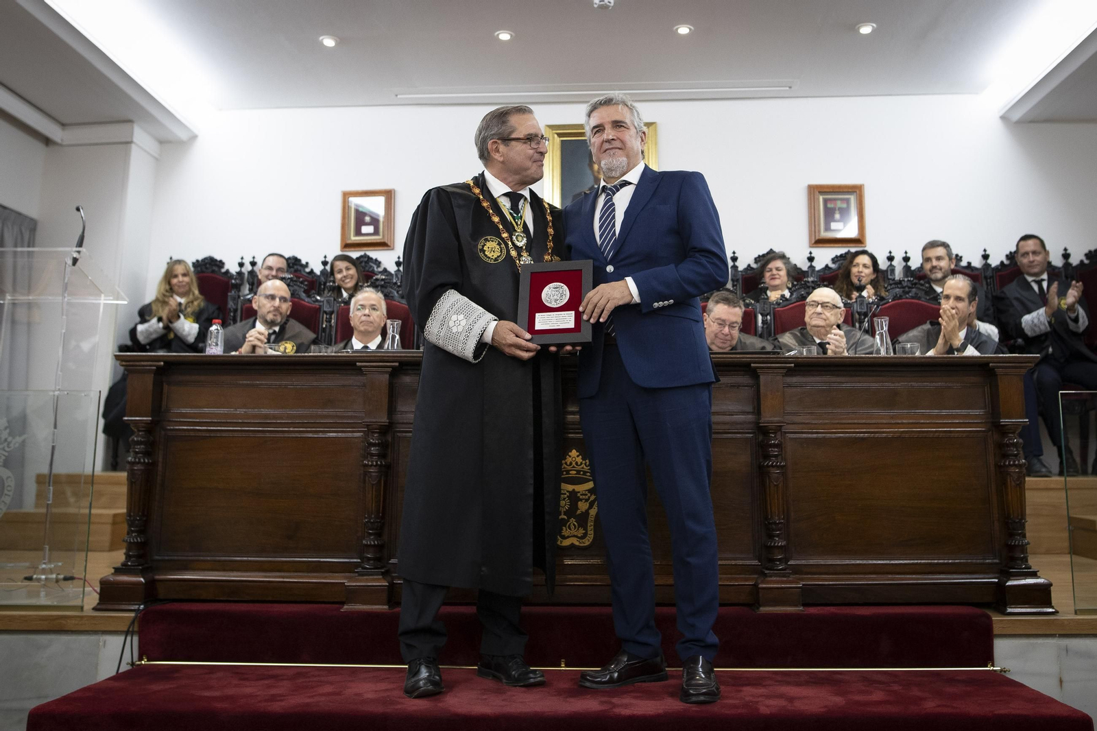 Botones de oro y lazo (15191058).jpg