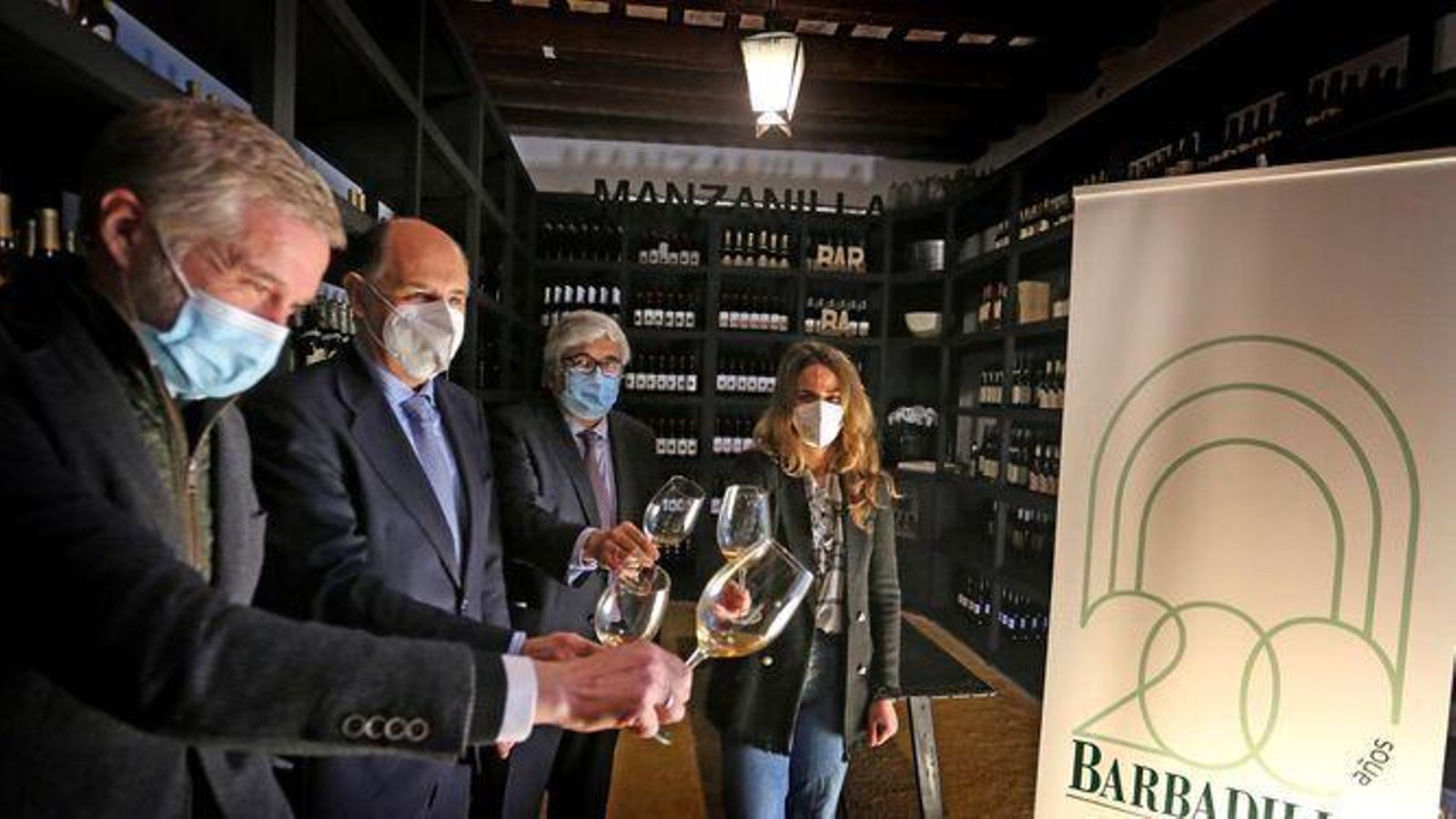 Presentación del logo de los actos del bicentenario de Barbadillo y el botellero de la bodega.