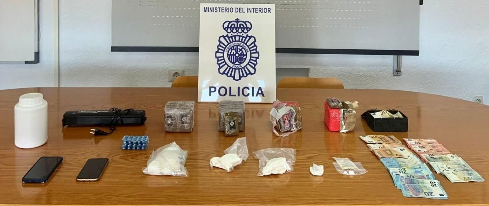 Droga y dinero incautado por la Policía Nacional.