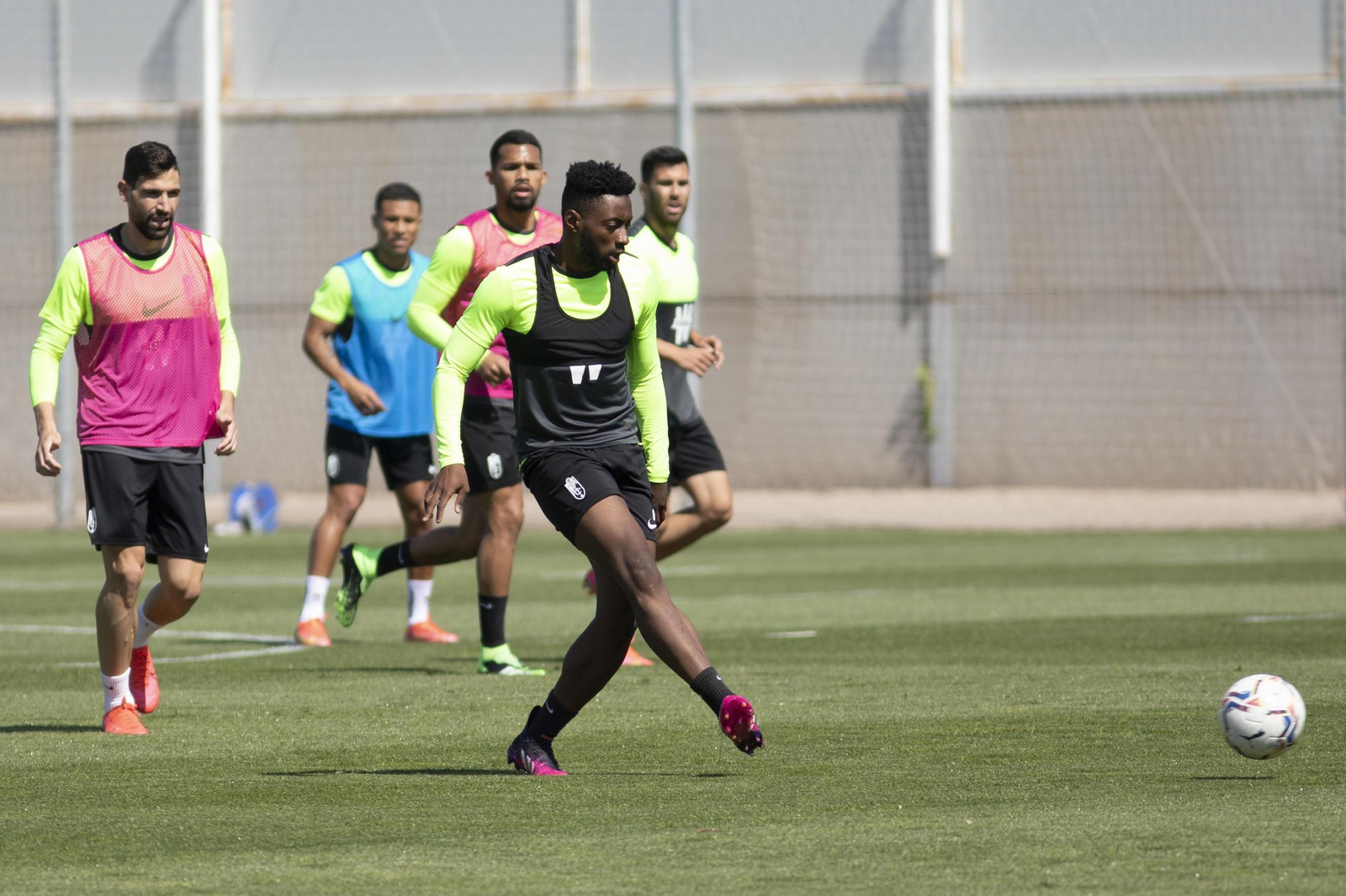 Los jugadores del Granada han preparado a conciencia el choque ante el Eibar.