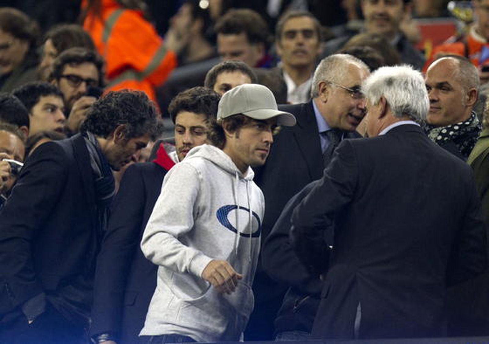 El Barcelona sufre para ganar con diez al Sporting de Gijón. / EFE