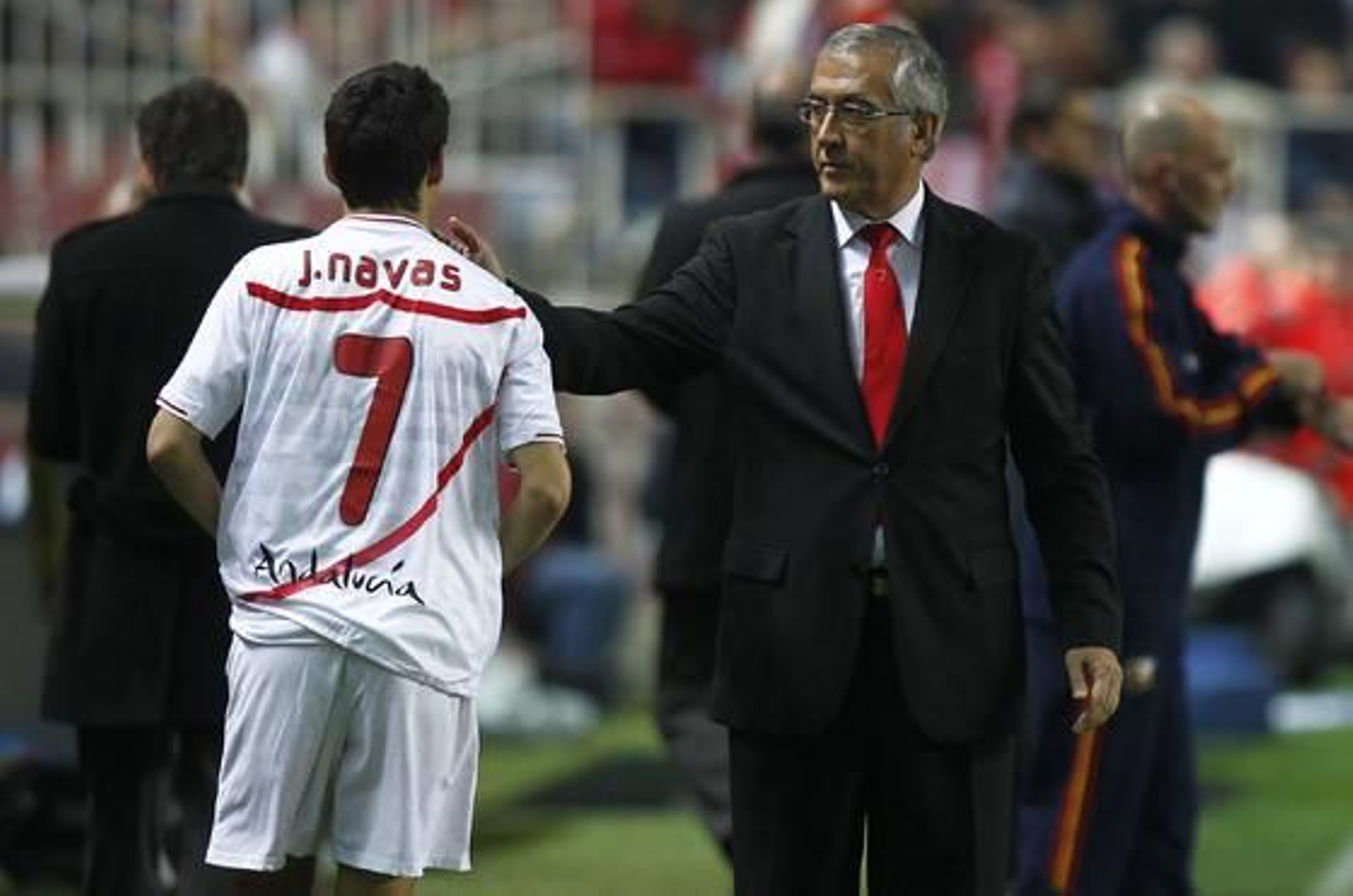 El Sevilla celebra la vuelta de Sergio Sánchez a los terrenos de juego con el pase a las semifinales de Copa del Rey ante el Villarreal (3-0). / Antonio Pizarro