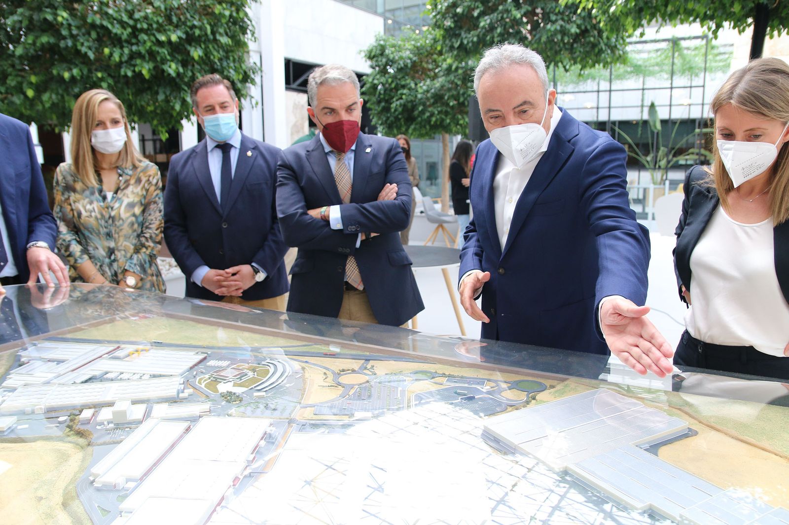 Las imágenes de la visita de Bendodo a Cosentino y la firma de la adenda con Extenda y la AEMA