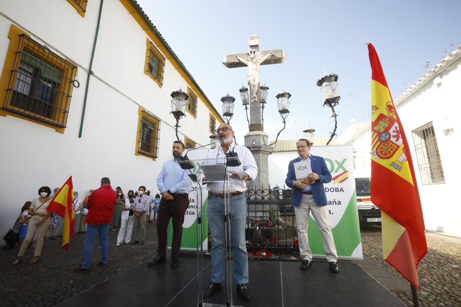 Alejandro Hernández interviene con Rafael Saco y José Ramírez del Río a su lado.