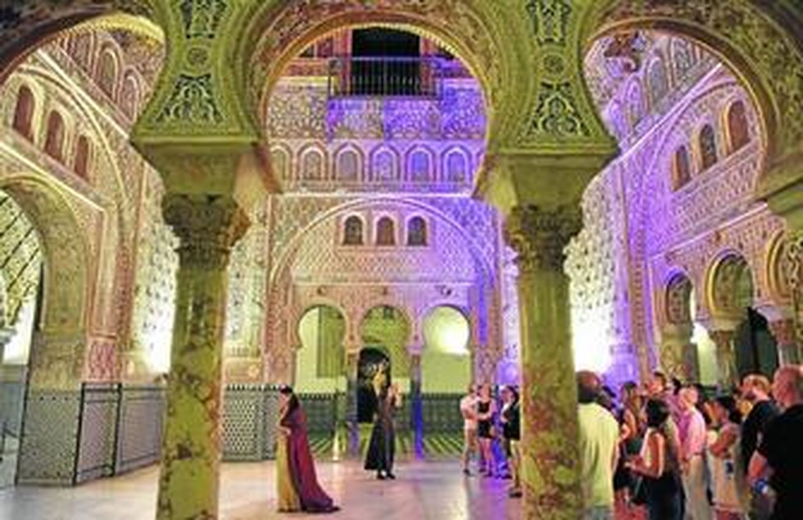 1. Escena en el Salón de Embajadores. 2. Parada frente a la fachada del Palacio de Pedro I. 3 y 4. Música y danza en el Patio de las Doncellas. 5. En el Patio del Yeso, habla Al-Mutamid. 6. Isabel La Católica conversa con un consejero en el Cuarto de los Navegantes. 7. Carlos I e Isabel II, en el Salón de los Tapices.