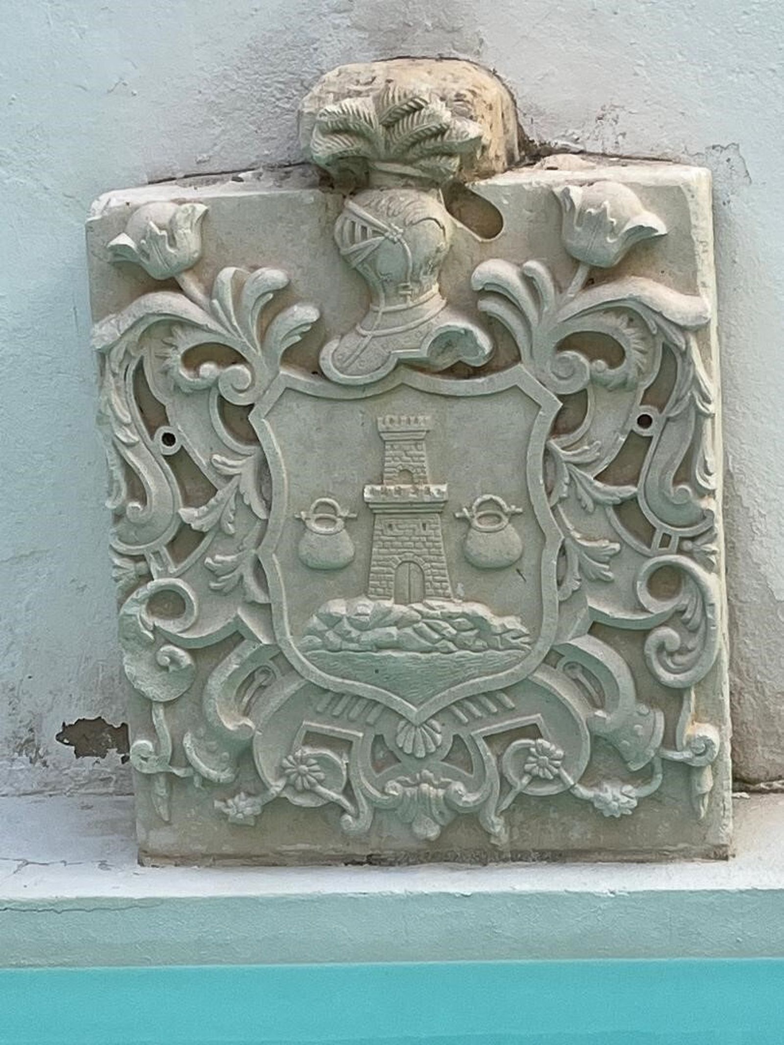 Escudo familiar. De finales del S.XVIII, de mármol de Carrara.