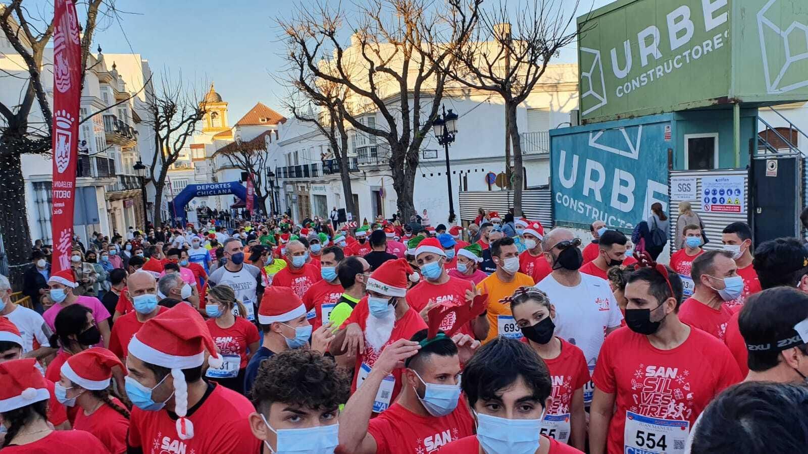 Cientos de corredores, muchos ataviados con disfraces, han participado en la San Silvestre chiclanera por las calles del centro. Cientos de corredores, muchos ataviados con disfraces, han participado en la San Silvestre chiclanera por las calles del centro.