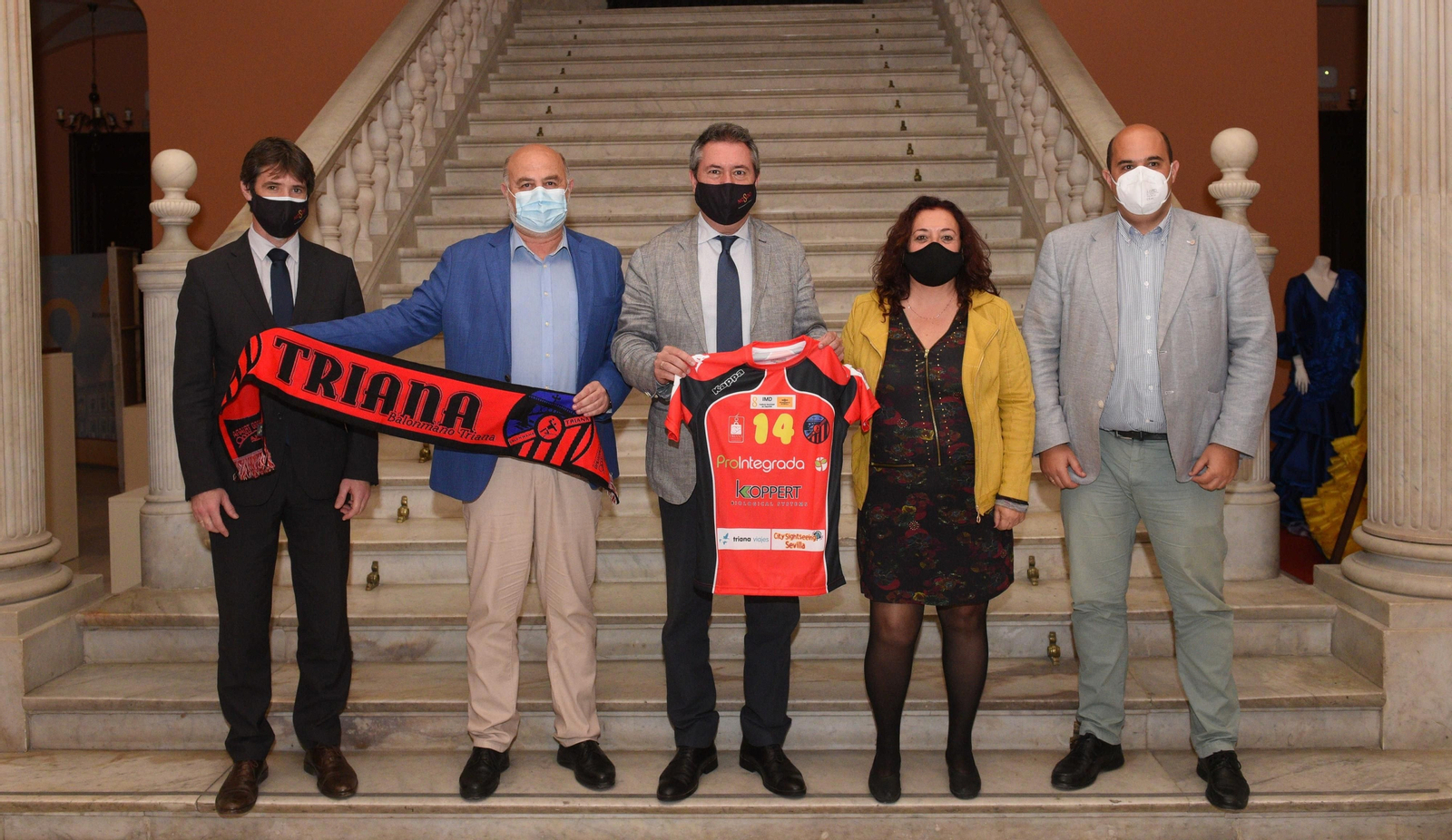 El alcalde de Sevilla, Juan Espadas, posa con la camiseta del Prointegrada Balonmano Triana con los directivos del club y el resto de autoridades municipales.
