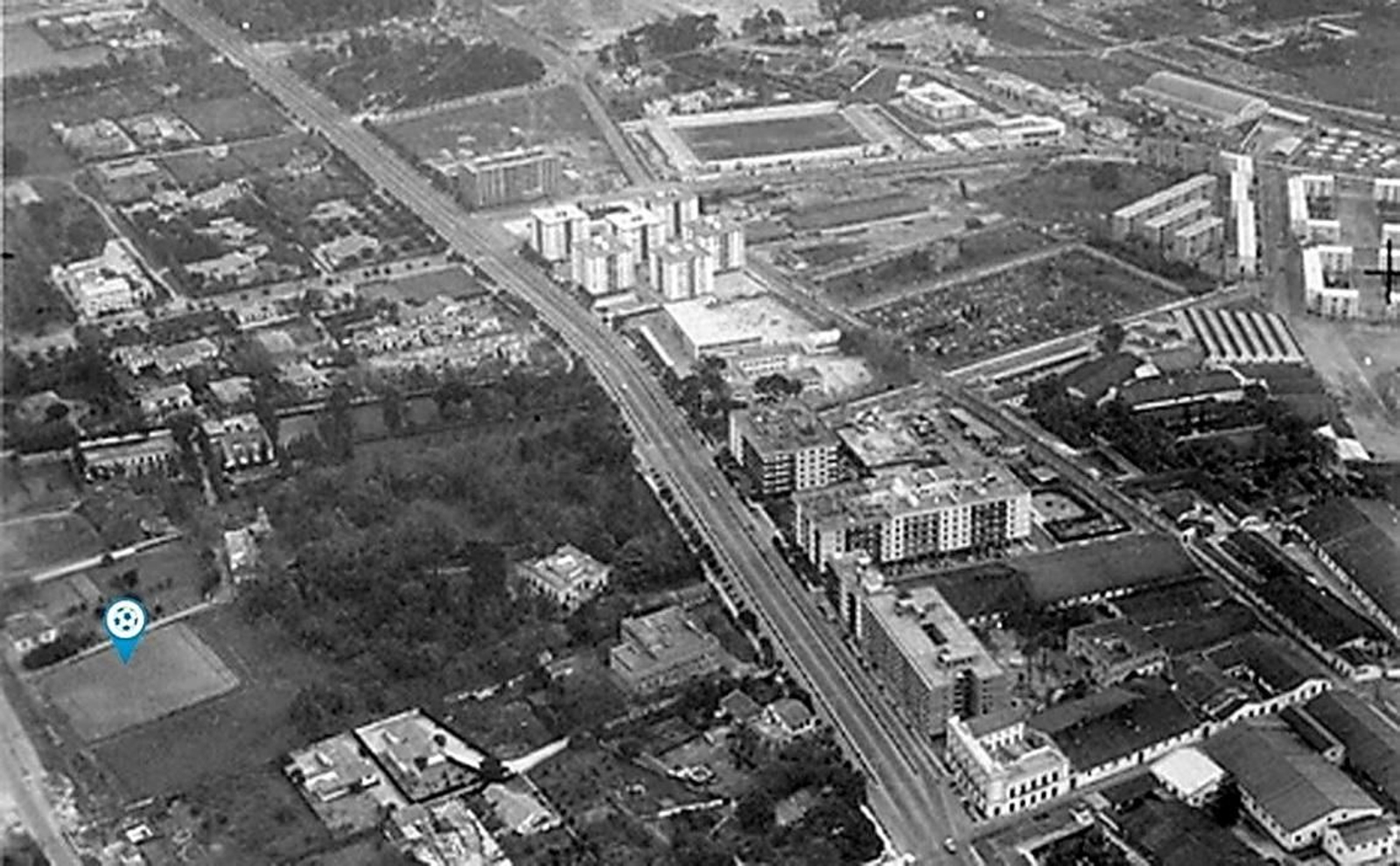 Imagen de principios de los 70 del siglo XX en la que todavía se aprecia el rectángulo de juego, así como algunos restos de los muros y gradas del Stadium González Byass.