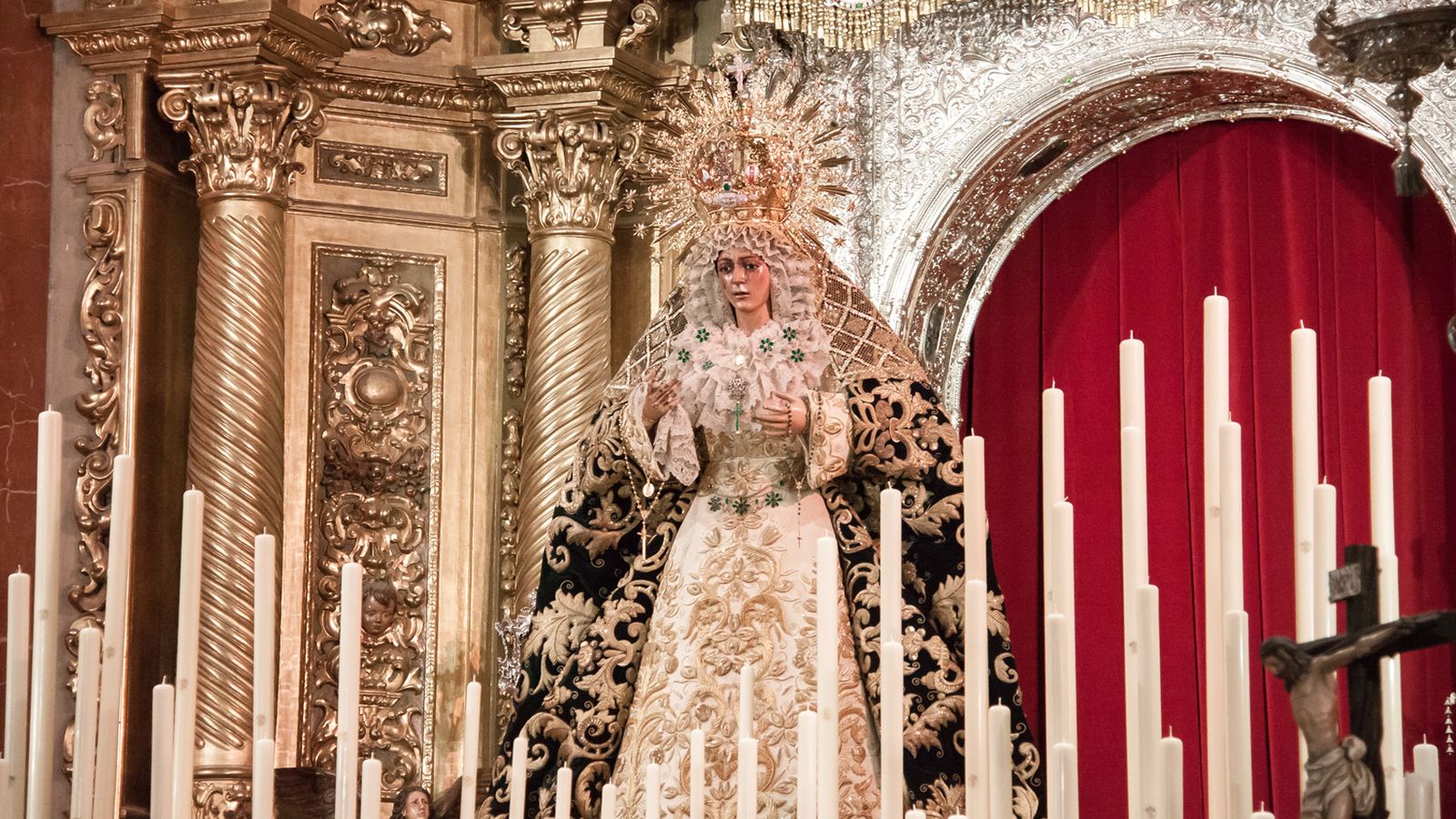 La Esperanza Macarena en su altar para el septenario