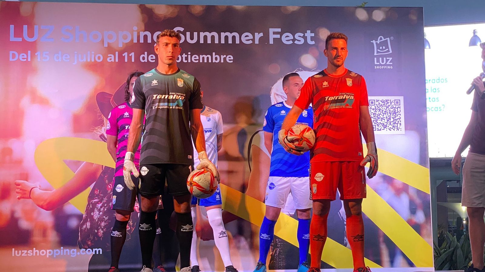 Álex Satoca y Marc Vito, con las dos equipaciones para los porteros.