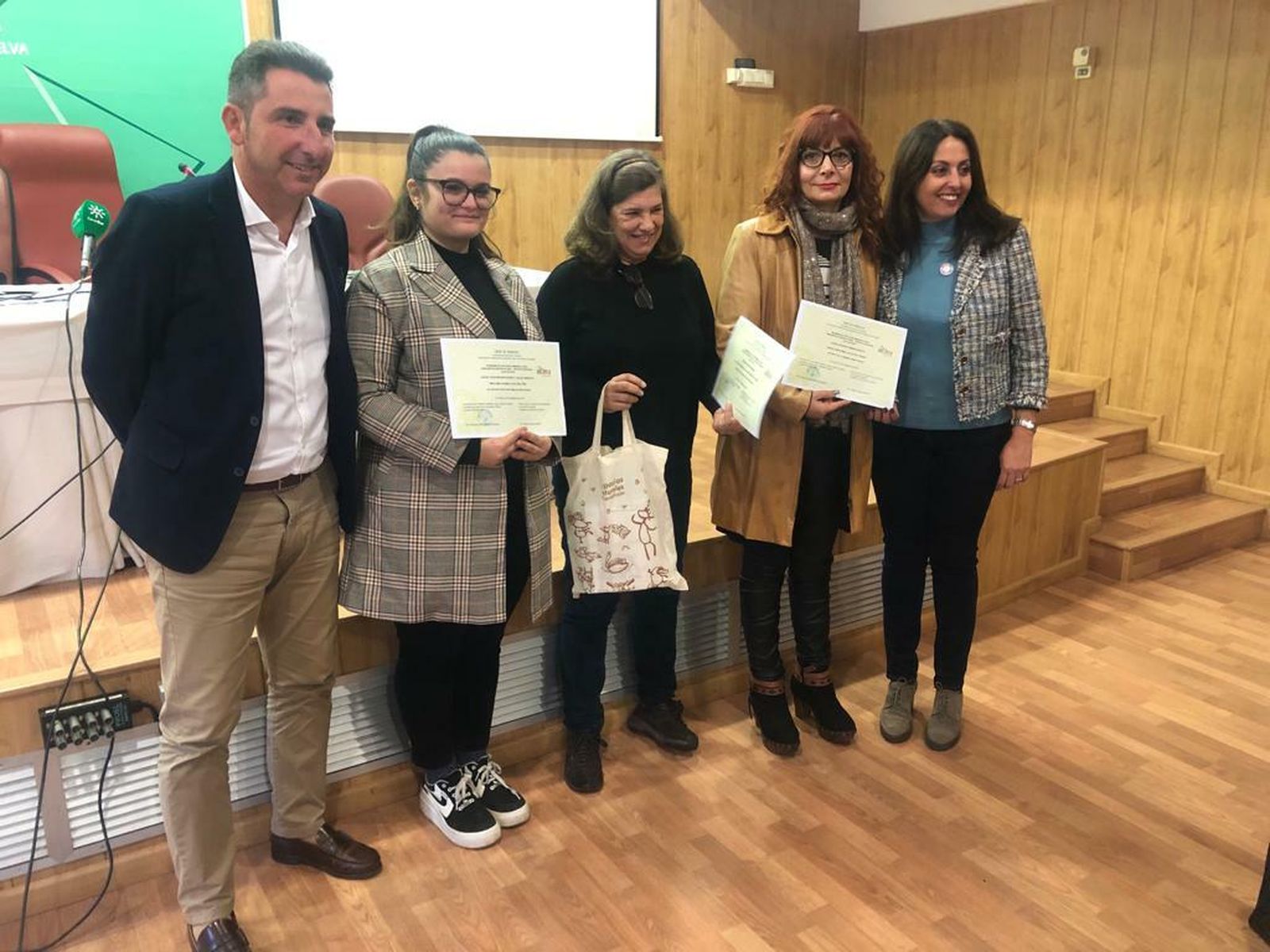 Presentación del programa Aldea y diploma para los centros ganadores de la pasada edición.