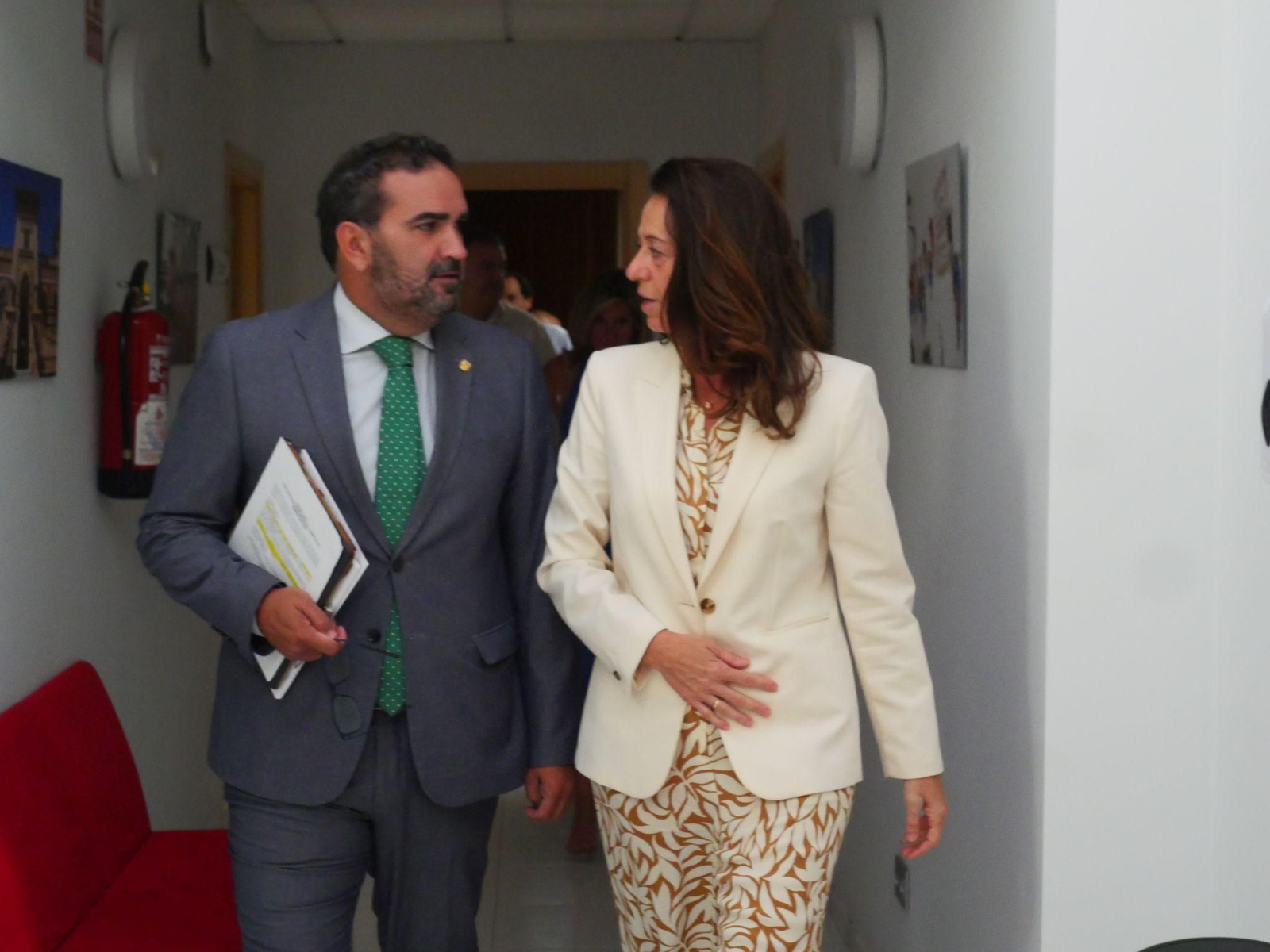 El presidente de Acosol, Manuel Cardeña, y la nueva consejera delegada, Matilde Mancha.