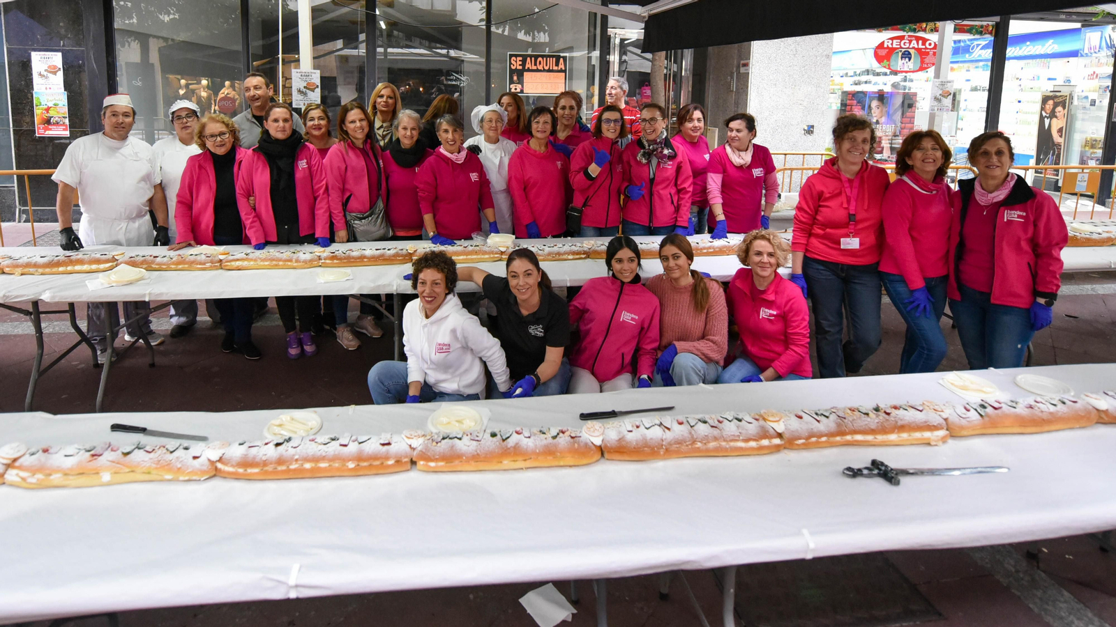El III roscón de Reyes gigante solidario de Algeciras, en imágenes