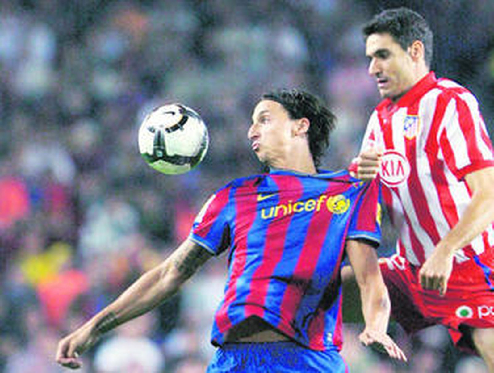 Ibrahimovic intenta controlar el esférico ante la presión del jugador del Atlético de Madrid Pablo.