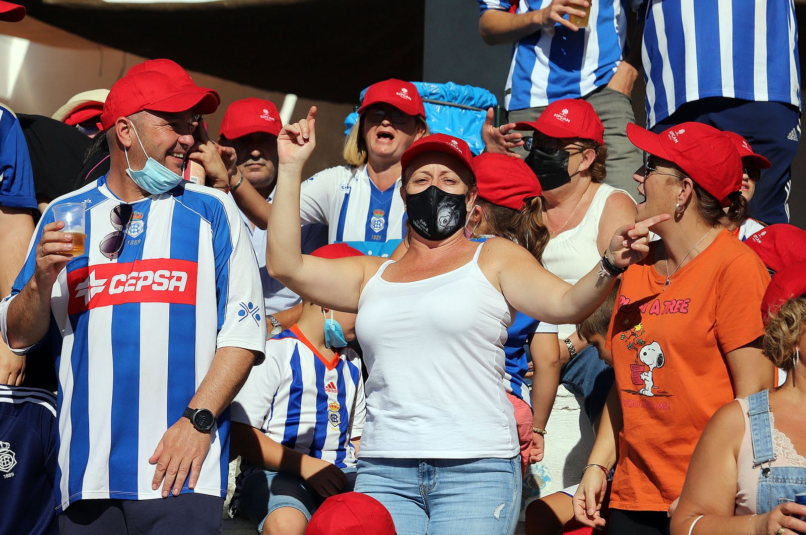 Imágenes de la afición más fiel del Recre en su visita al campo del Antoniano