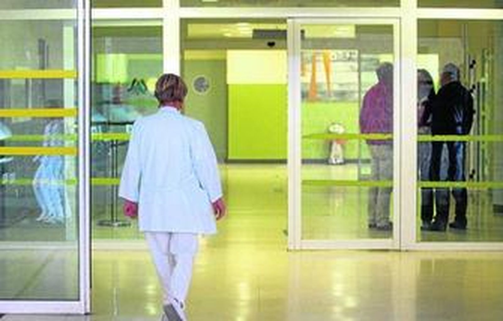 Entrada del hospital Juan Ramón Jiménez.